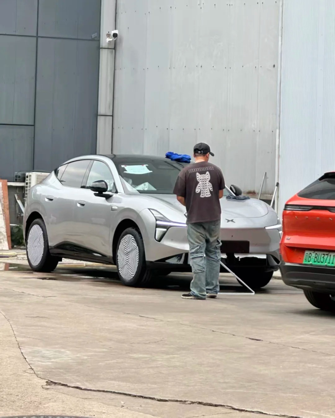 小鹏MONA D03实车就这么出现了，我愣了两秒，深度辨别了一下是不是AI，真不