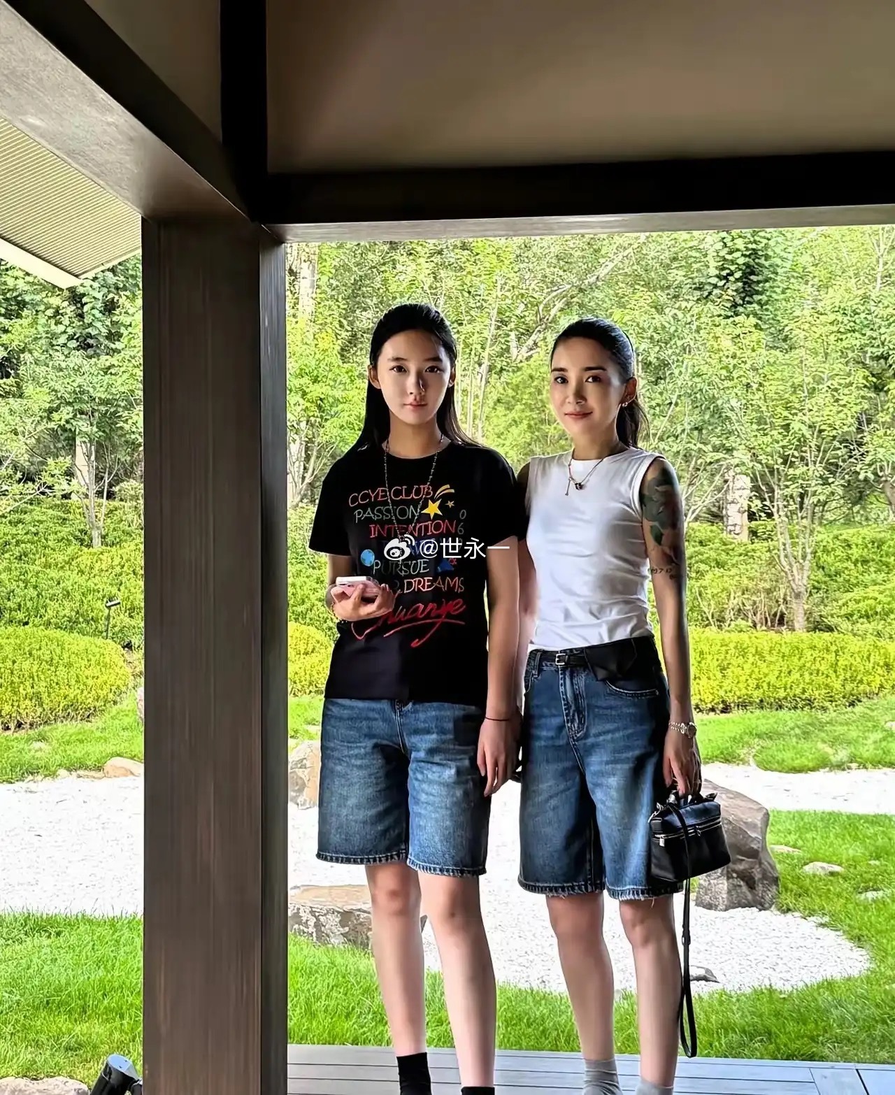 两位居然是母女，妈妈太年轻了 