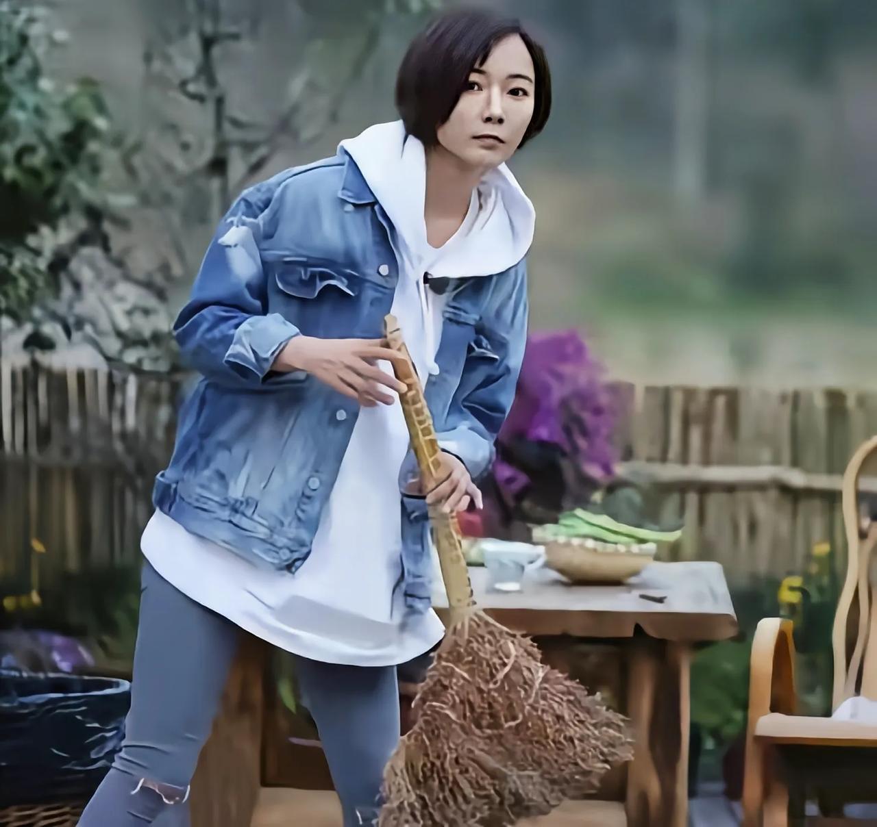 41岁生日王珞丹，如今搬入深山生活，远离城市喧与两只狗狗相伴
王珞丹刚过完41岁