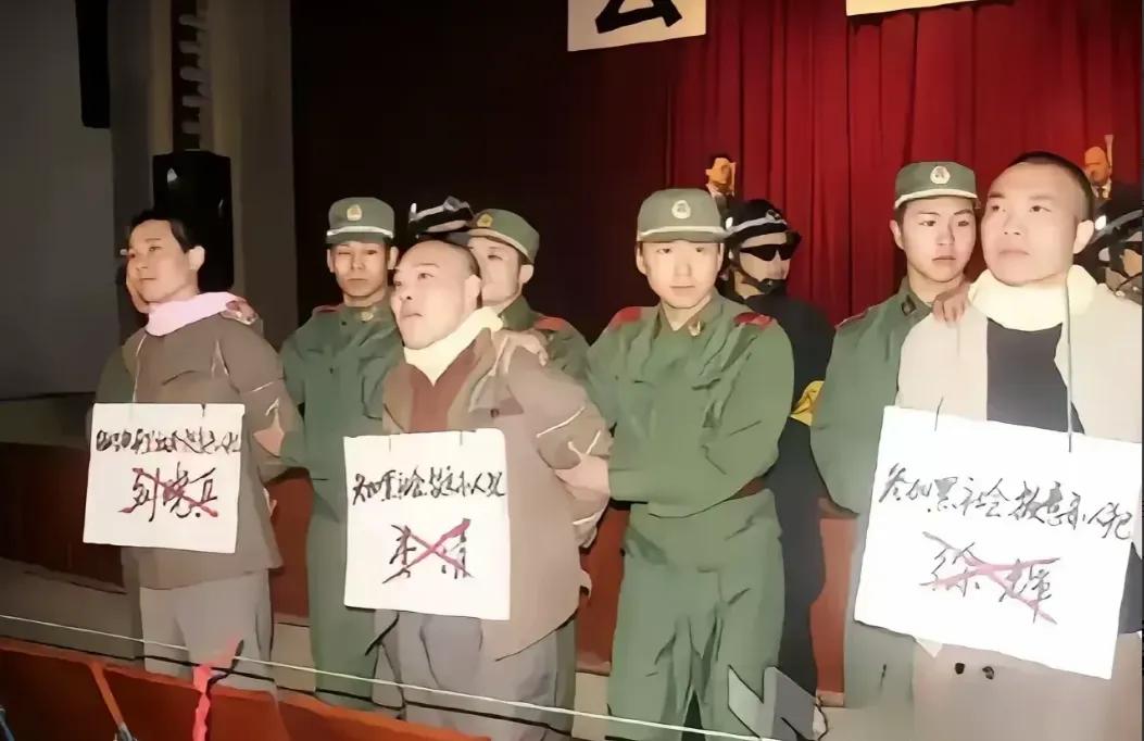 有点不解了！不懂就要问，这些人脖子上的毛巾是干嘛用的？
谁懂啊？[what]