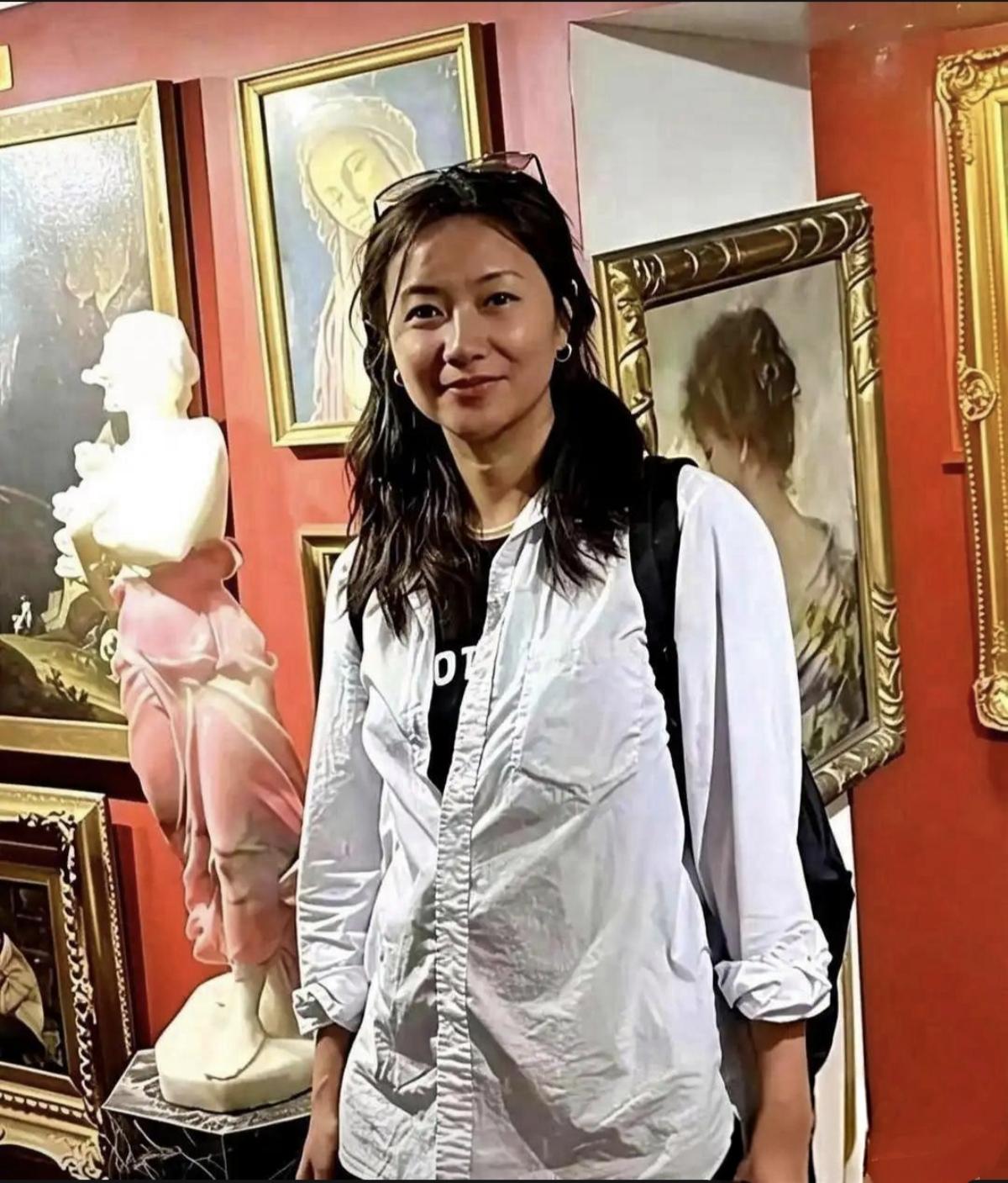 徐静蕾在洛杉矶开了一家中文书店，你说能赚钱吗？她没事的时候喜欢逛逛画廊，真高雅。