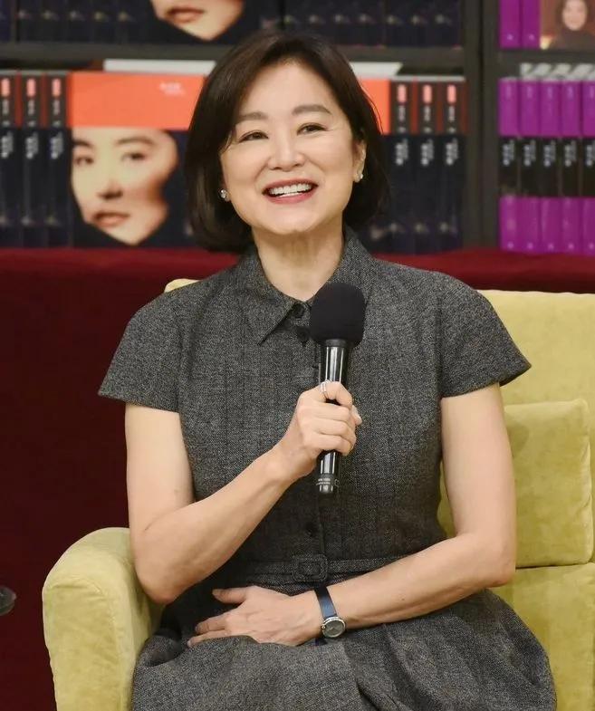 谁懂啊！林青霞这一身真的把“优雅到老”焊死了！
灰色收腰衬衫连衣裙，版型利落又藏