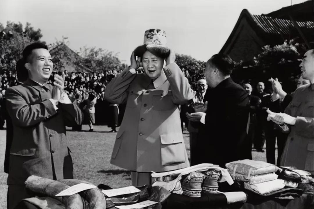 民族团结的瞬间：1956年毛主席与一顶民族帽
这张照片定格于1956年，毛主席微