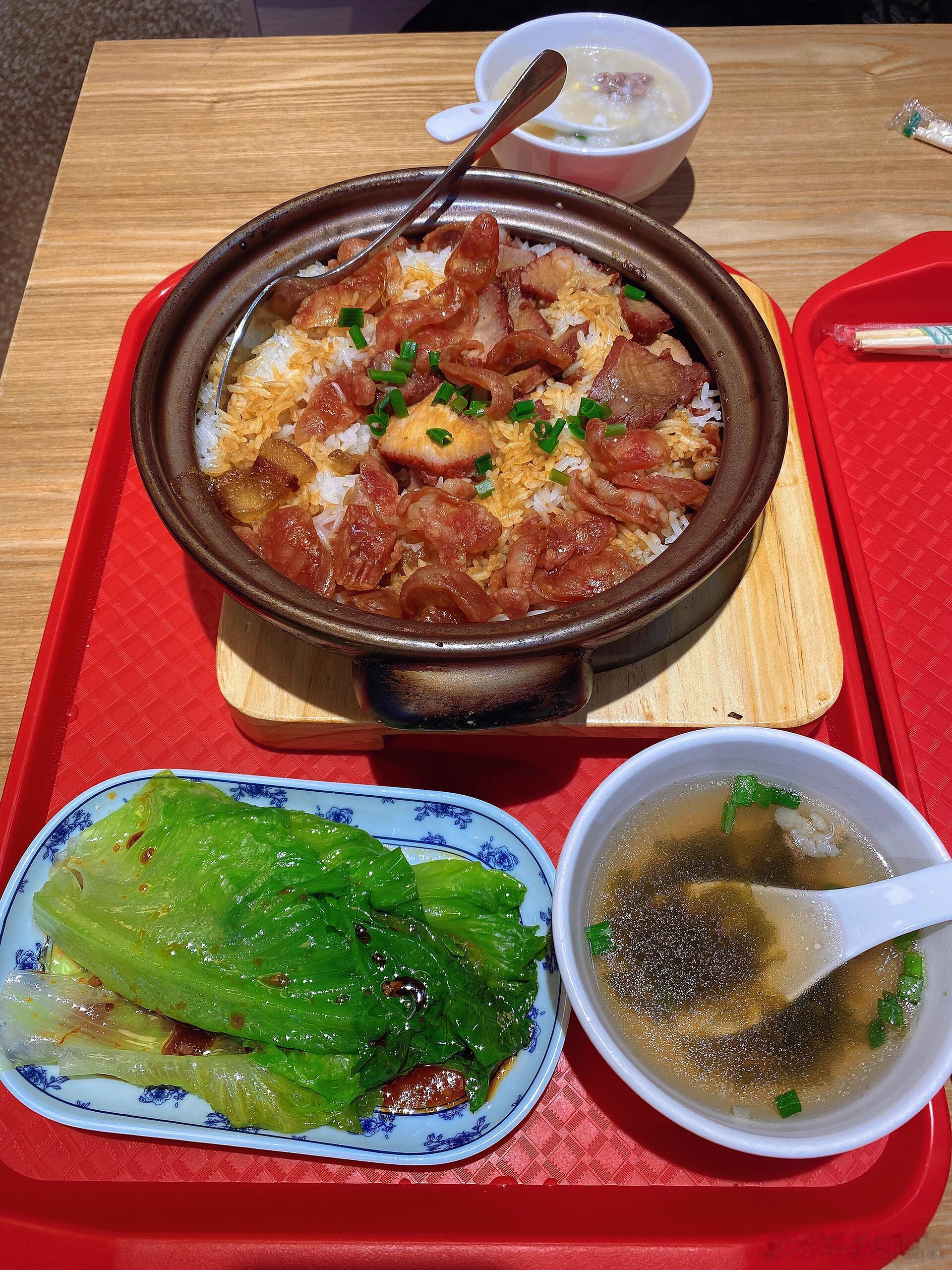 浅尝一口煲仔饭食堂新开的煲仔饭还加了一份牛肉滑蛋粥🥣好吃好吃😋 ​​​