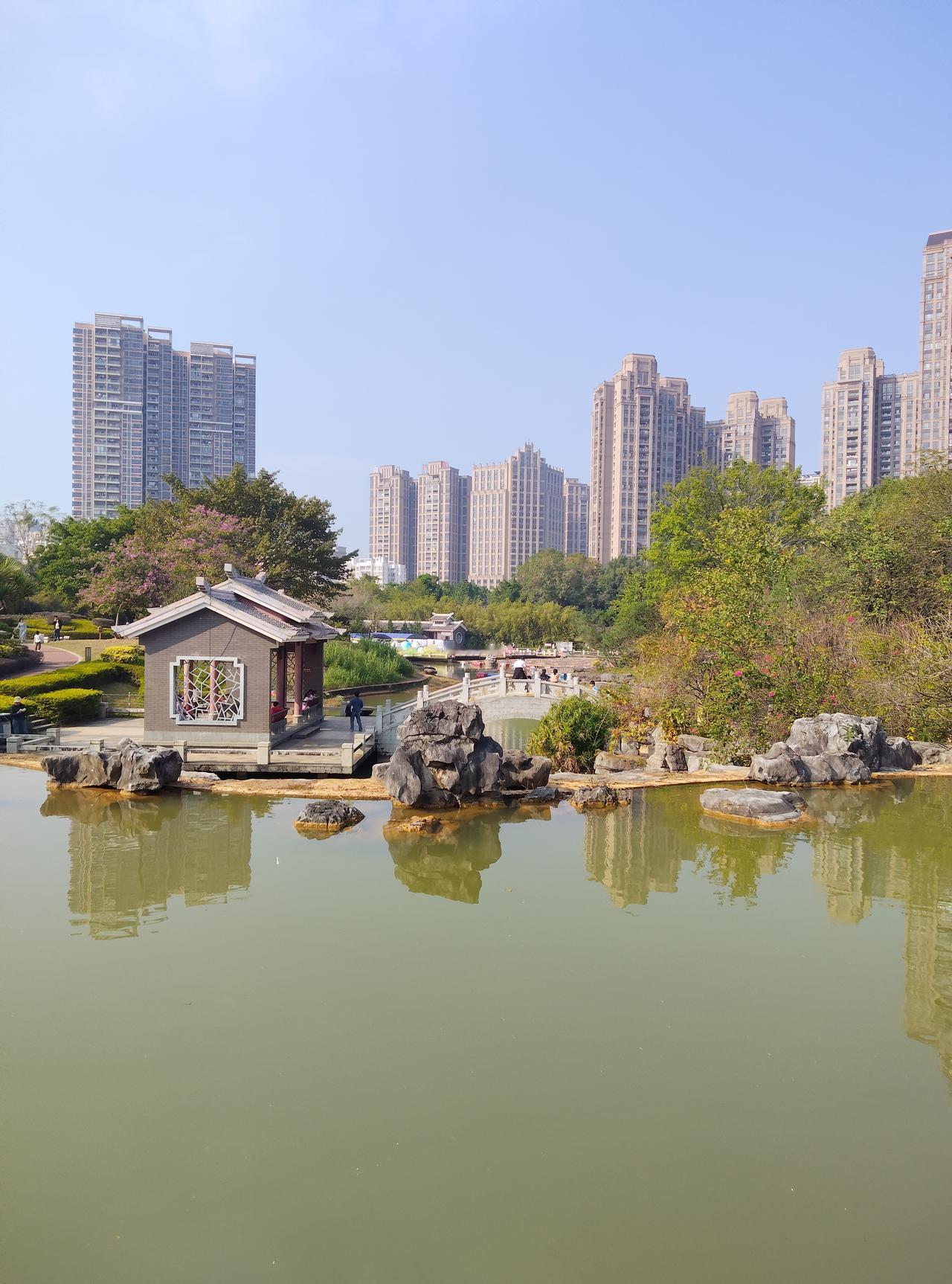 周末去人民公园逛一圈，
直接被美到了✨ 
湖水里的倒影把中式小亭子
和奇石衬得超