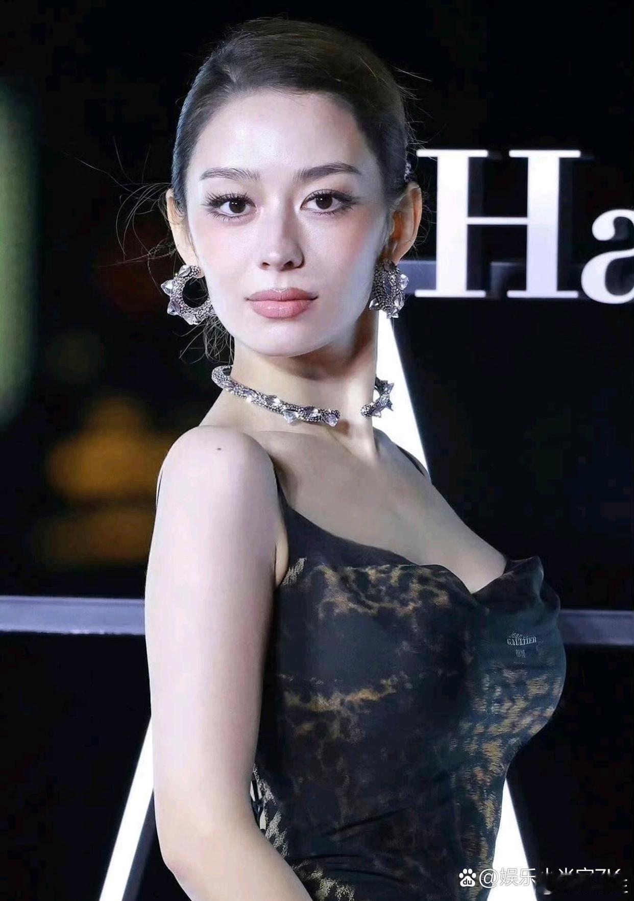 谁能拒绝吉娜！豹纹吊带配闪钻又美又飒魅力直接拉满 