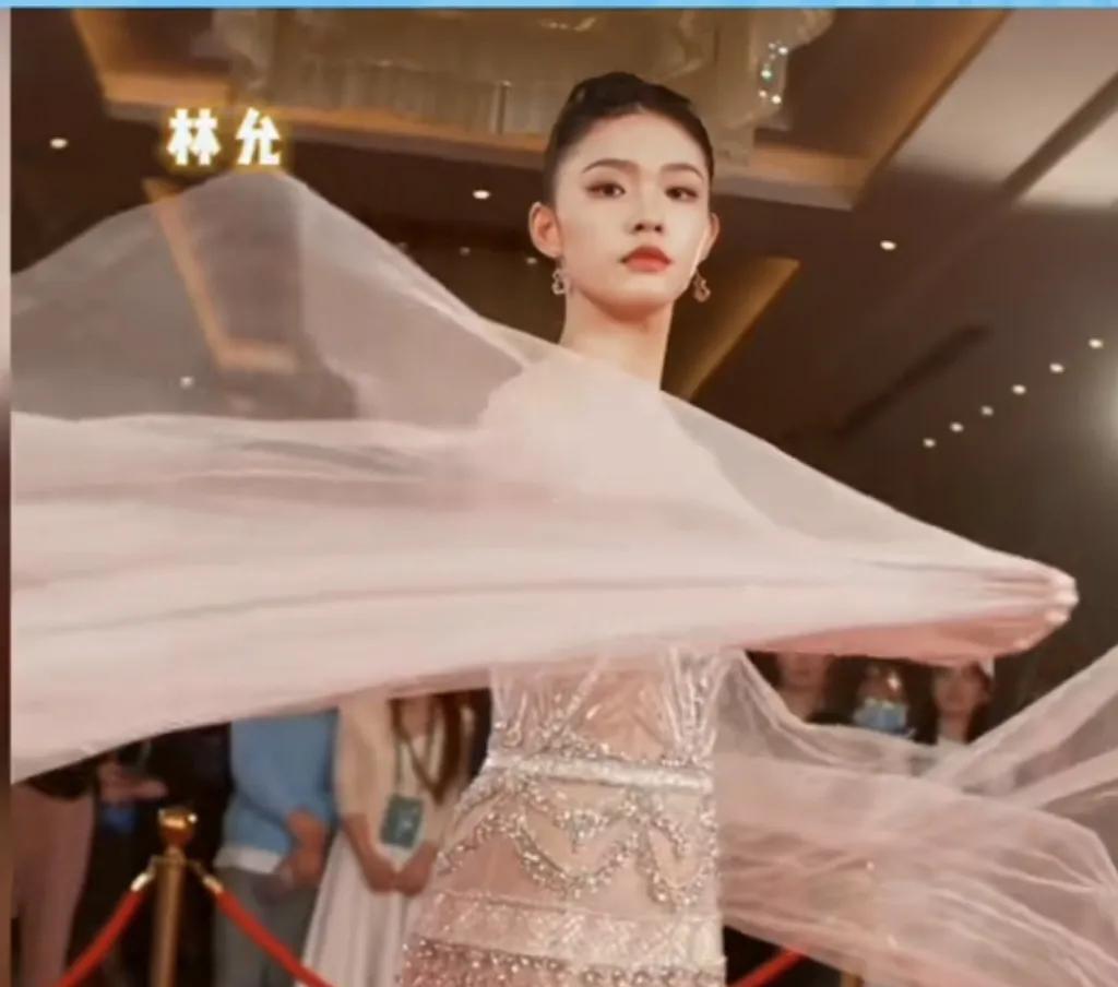 这几张明星图片真是有点味道，张婧仪真的好漂亮，小公主的感觉[笑哭][笑哭]陈瑶怎