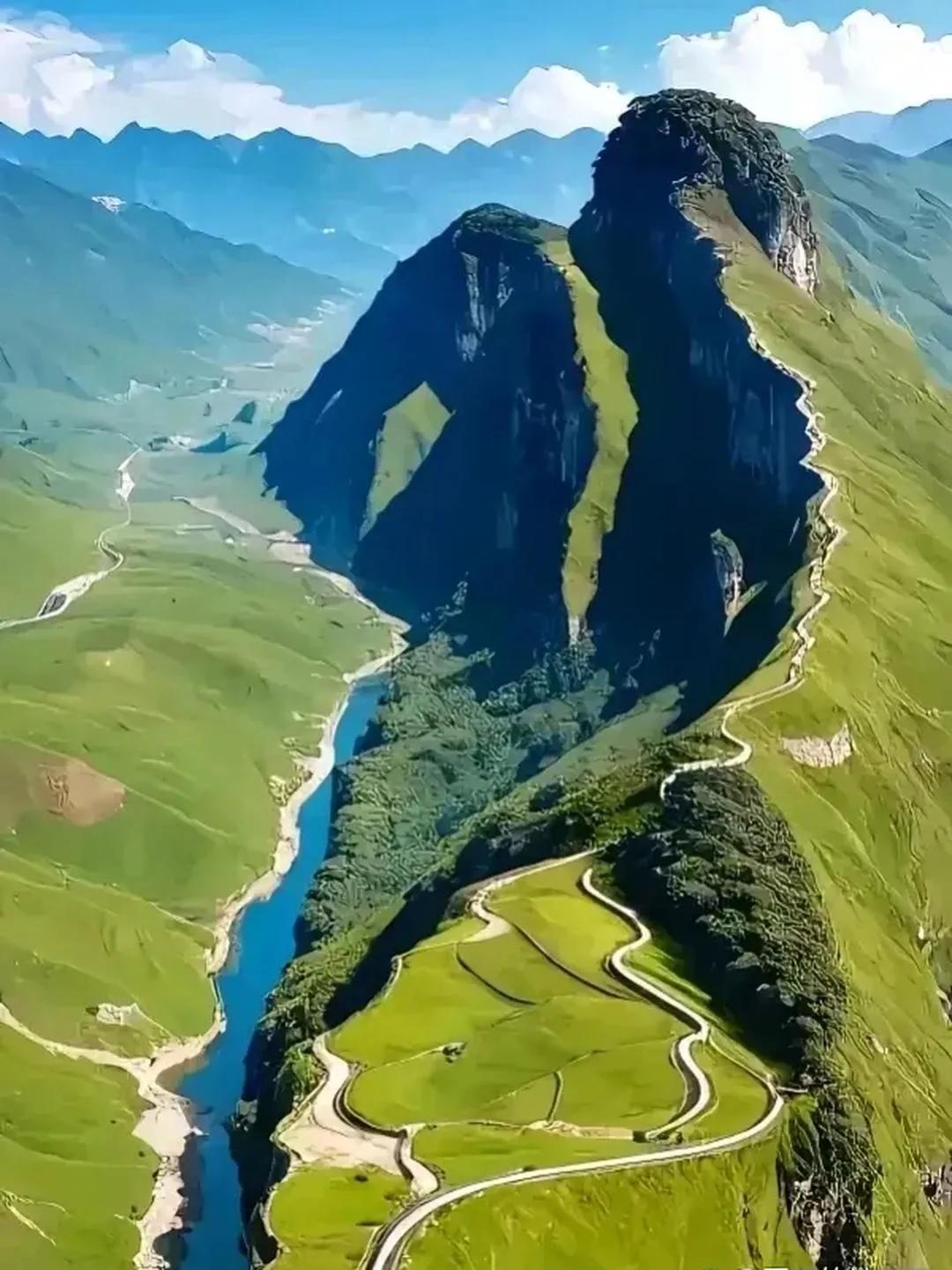 高山
河流
壮美景色适合旅游
———
这里没有嘈杂的人流
远离尘世
———
你喜