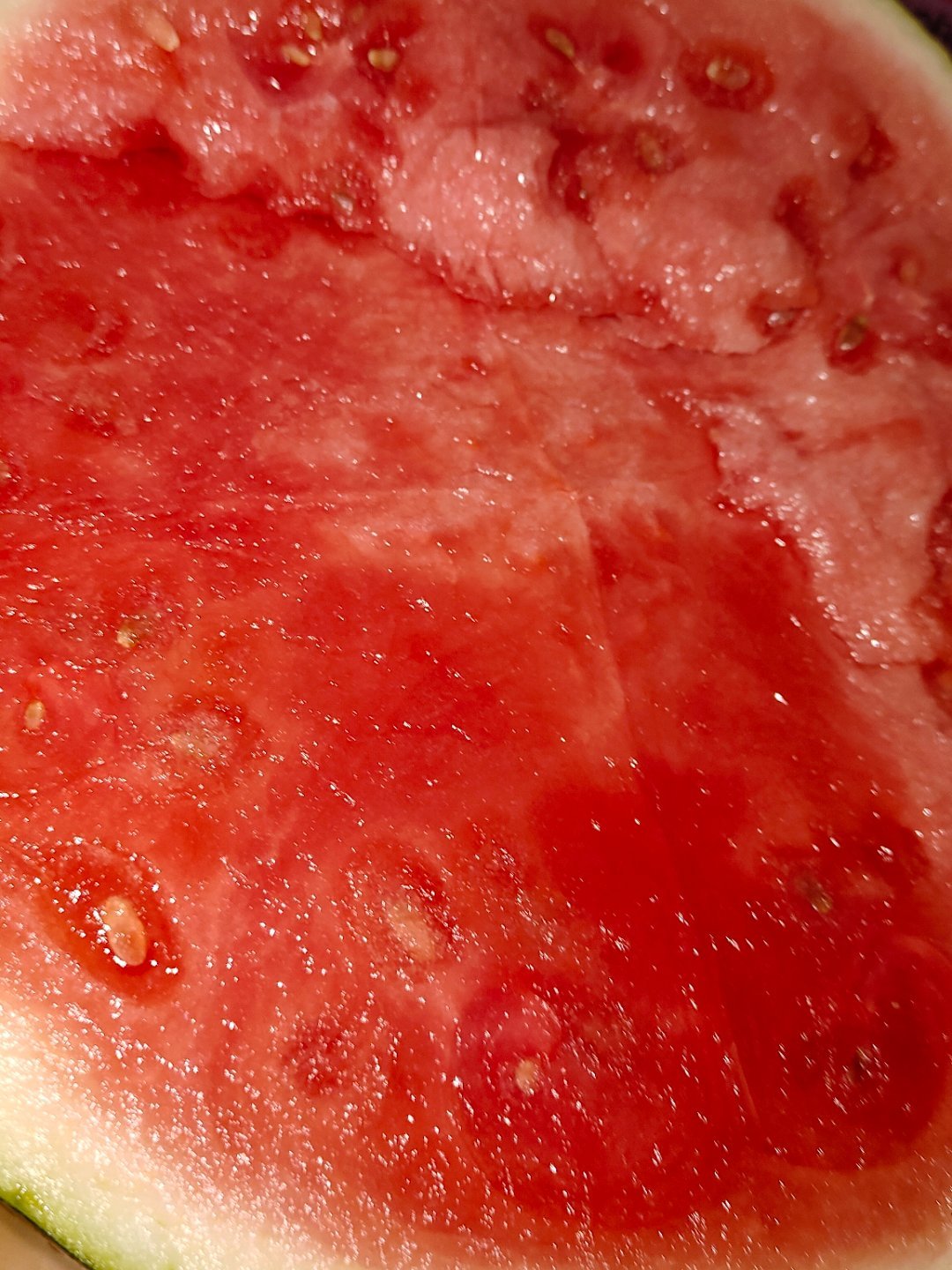 迪丽热巴 西瓜🍉和夏天最配啦！红红的西瓜脆甜多汁超级好吃！星星有预感，本星的裤