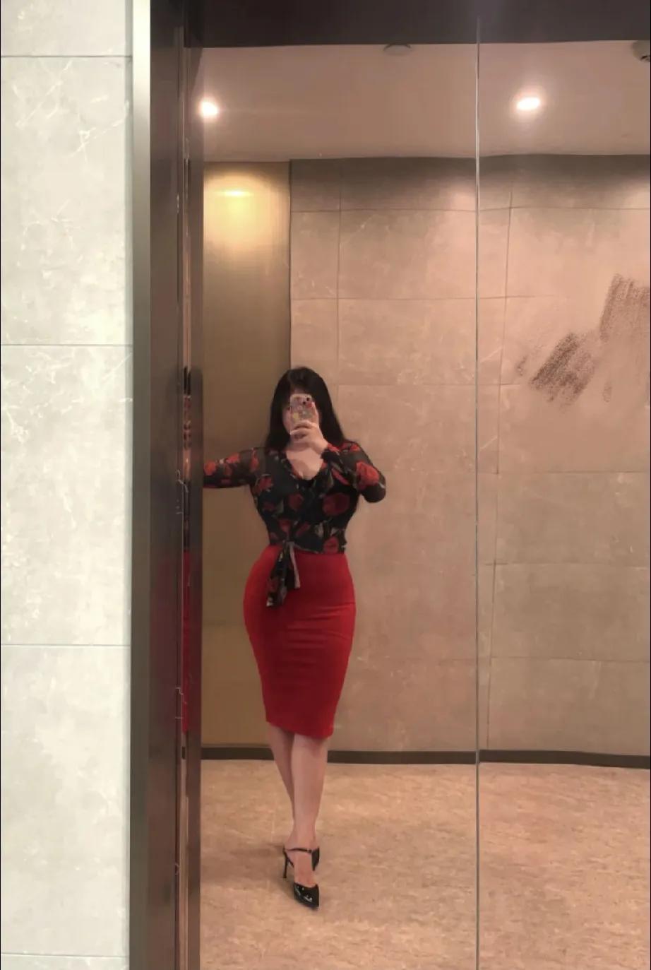 喜欢只是一时的冲动
理性的看待
幸福的婚姻
是两个人共同经营

婚外遇见喜欢的人