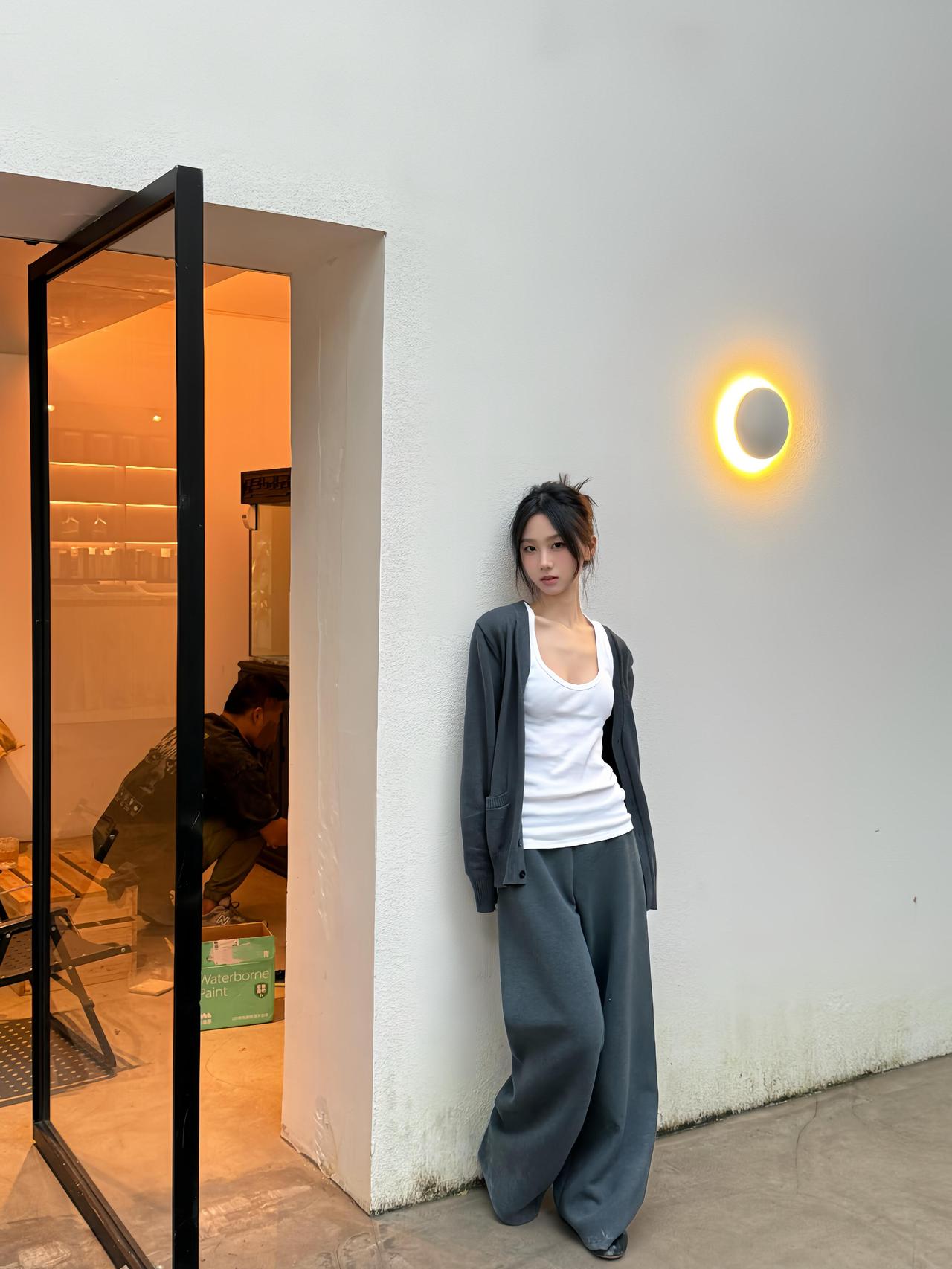 都市街头风，黑白灰穿搭，简约时尚