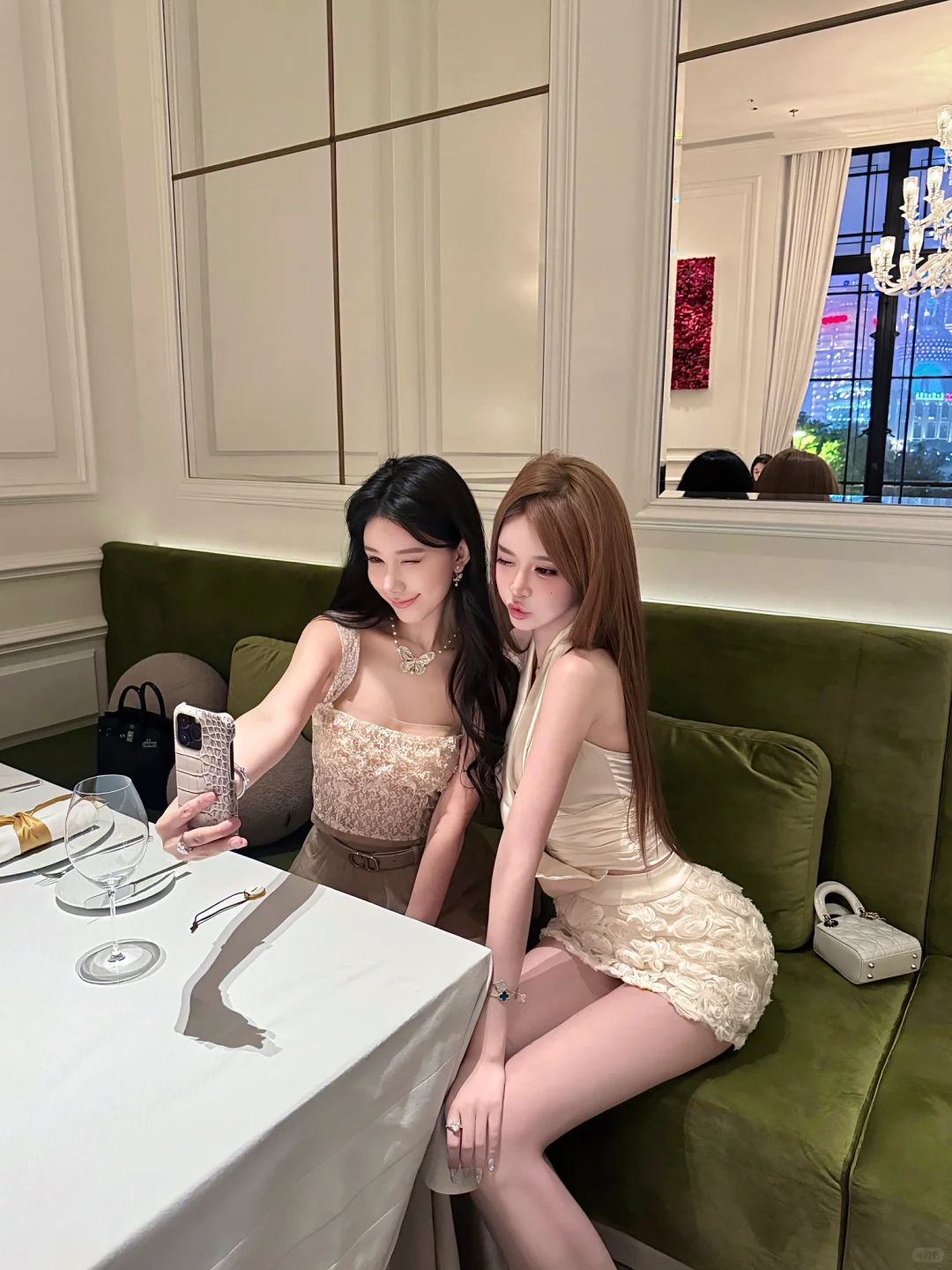臀部现在翘到可以顶起一瓶汽水🥤