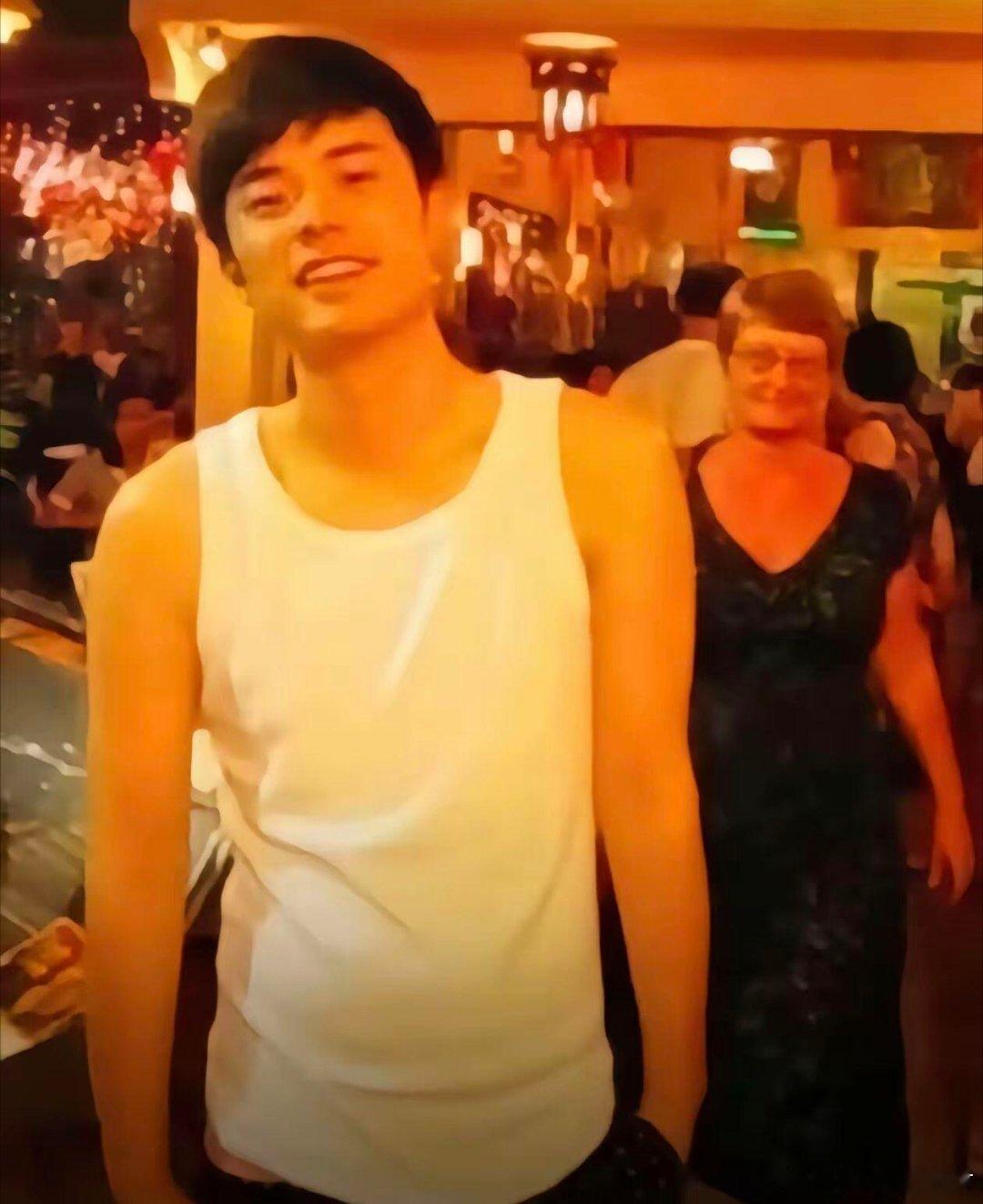 陈赫脸都融化了陈赫拼五官百分之五十的正确率 百分之五十的正确率，陈赫拼自己比猜路