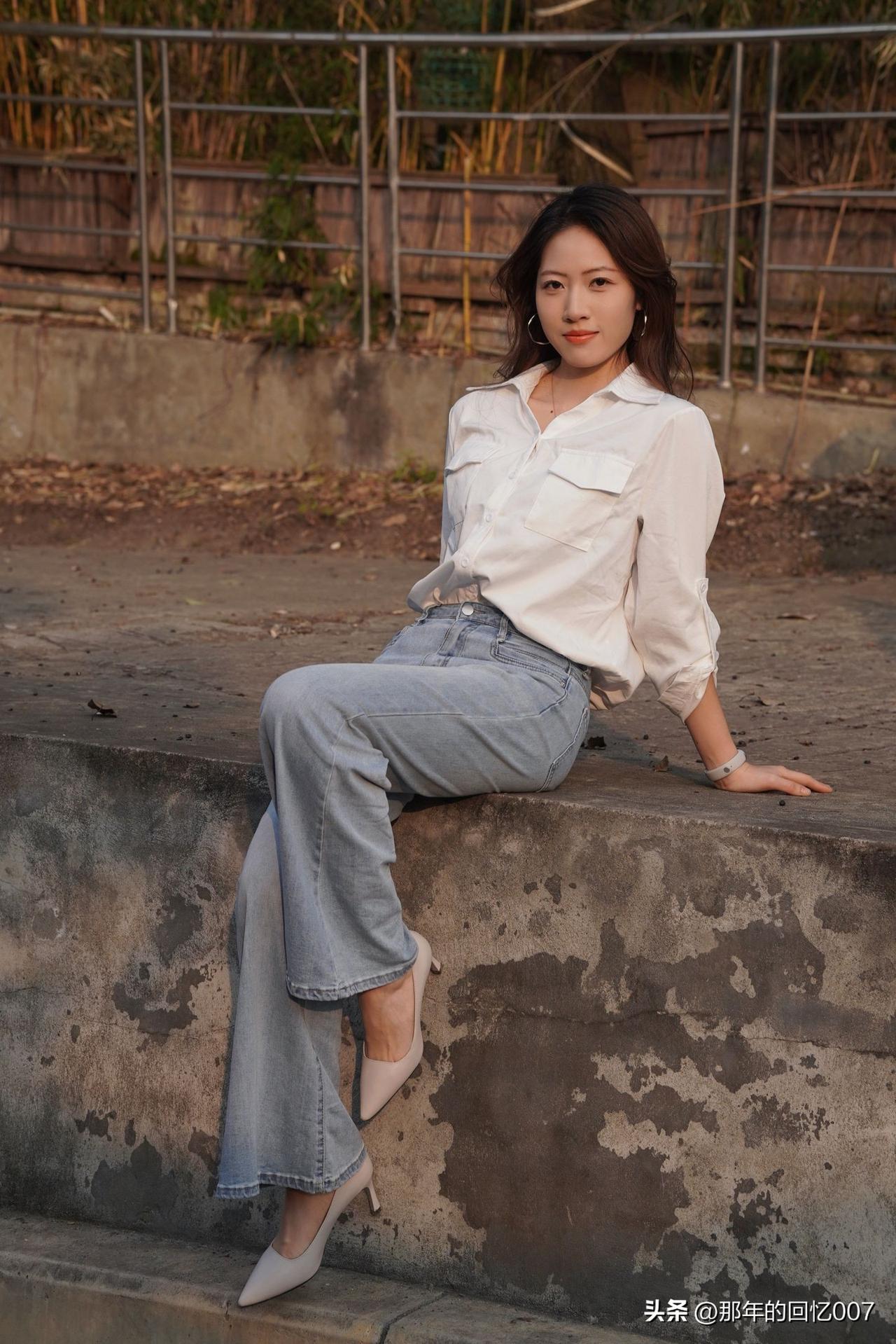 什么样的穿搭可以成为气质女神? 秋日暖阳下，少女轻抚落叶，温柔如诗。