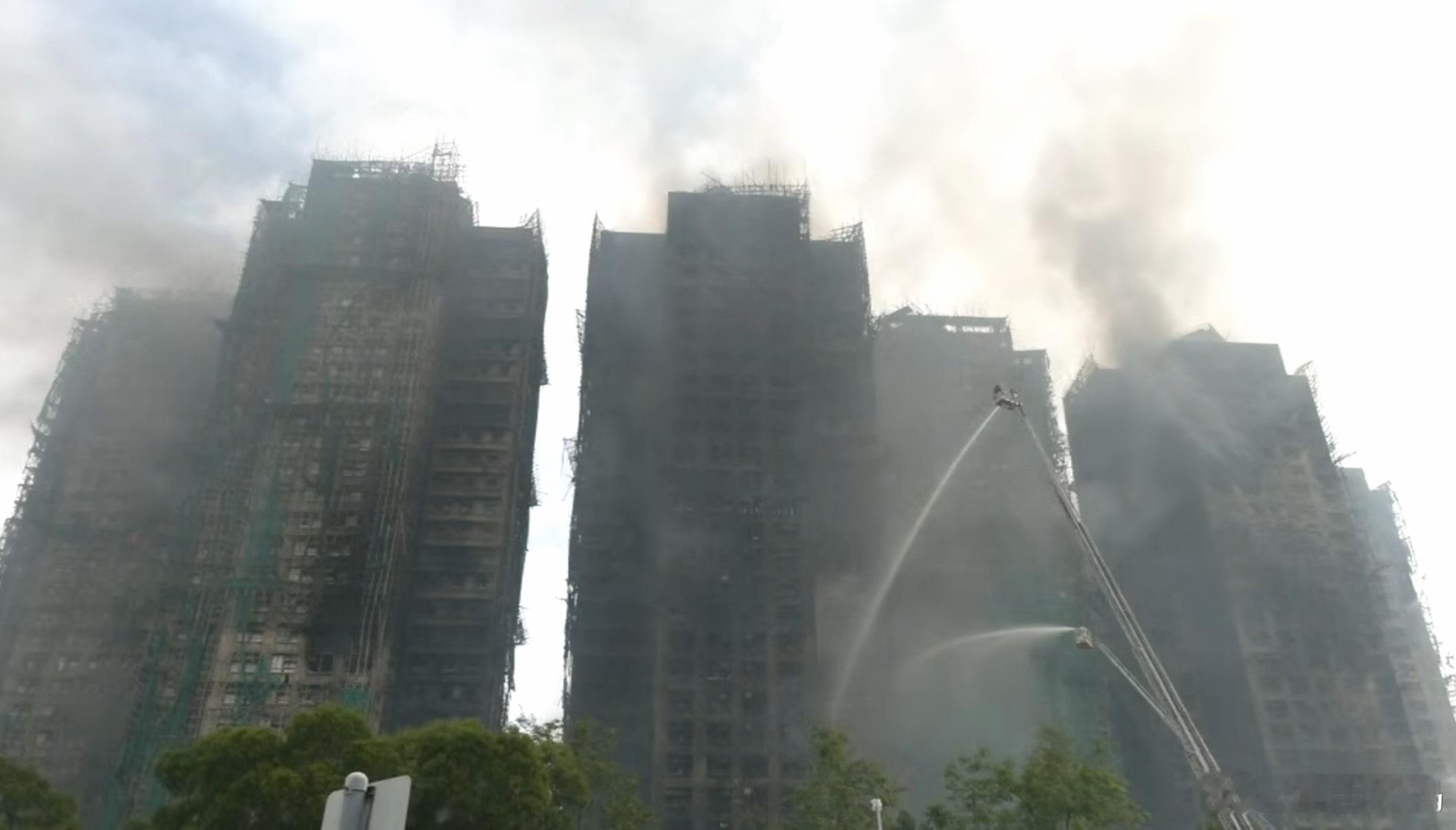 香港大埔火灾已基本控制看了一下实时，火势已基本控制，部分楼层还有火苗。消防员幸苦