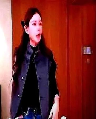 昨晚的直播里，
汪小菲上演了一出“身高大揭秘”，
直接脱鞋量身高！
虽然实际只有