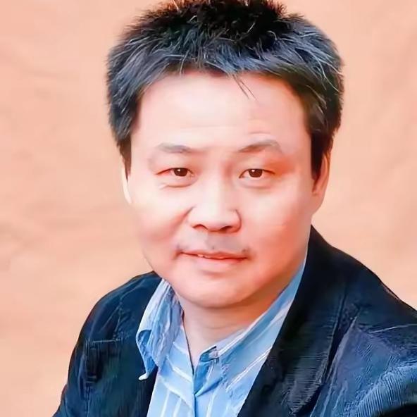 余华直言：“人和人交往还是少说话，克制表达欲，平静温和就行，不自卑也别炫耀。别为