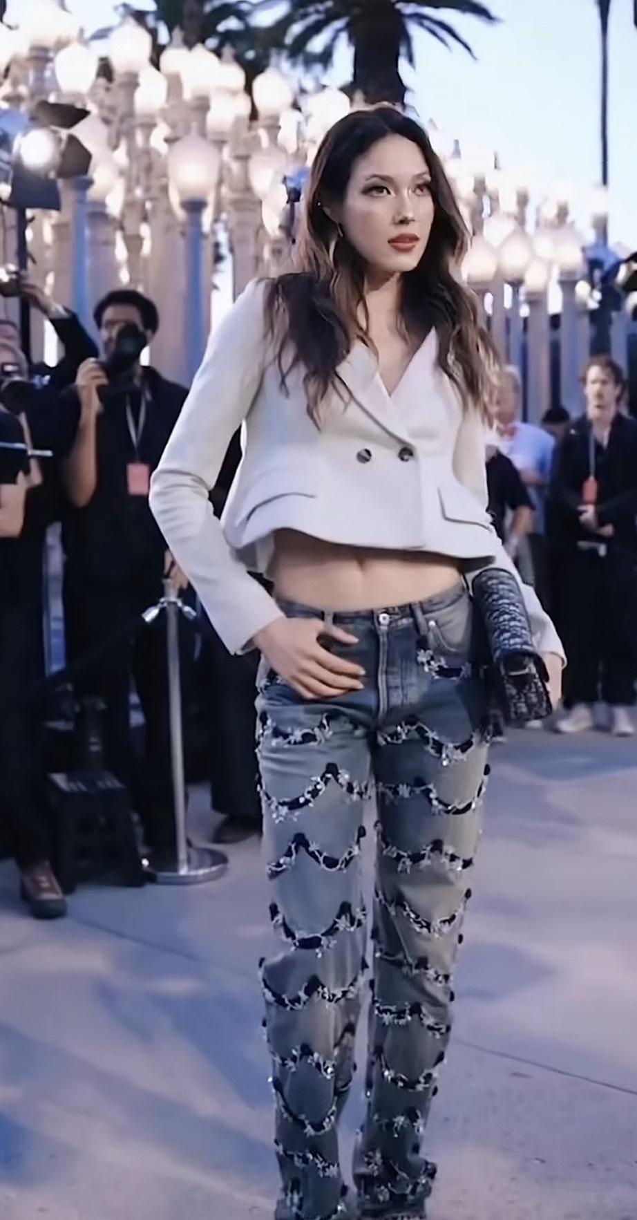 时尚穿搭指南：白色短外套+印花牛仔裤，轻松出街！👗👖