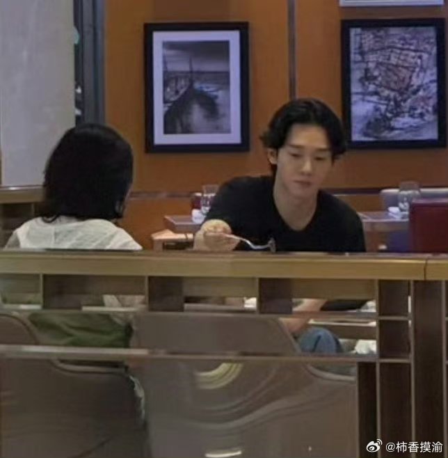 澳门偶遇金钟大带女儿吃饭挺幸福的，真的6月4日，EXO成员金钟大（CHEN）被网