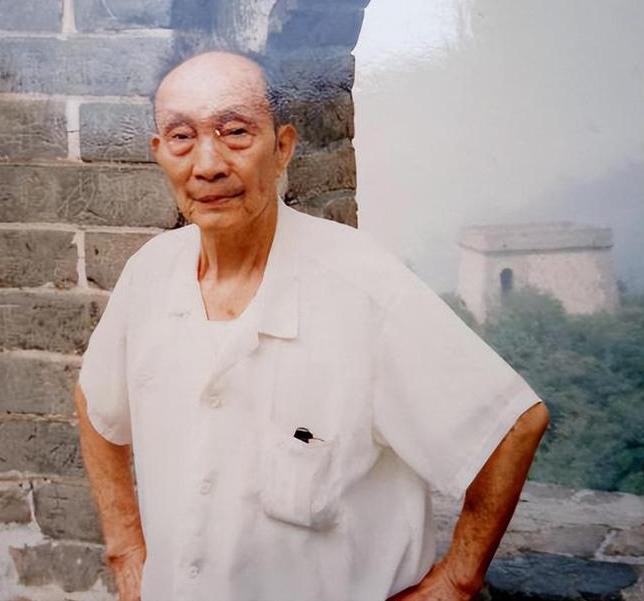 2005年，南京一位92岁老人接受采访时，突然说：“早知戴笠的毒药那么不灵，我就