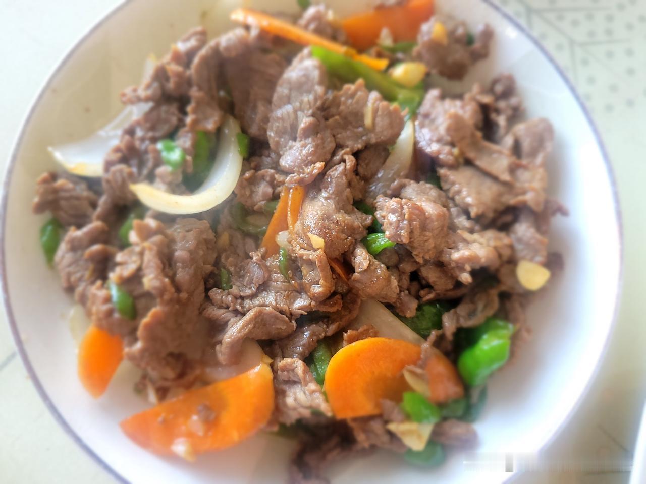 儿子在家时，减肥成功后他一直吃轻食，他让我给他做的最多一道菜是小炒黄牛肉。

儿