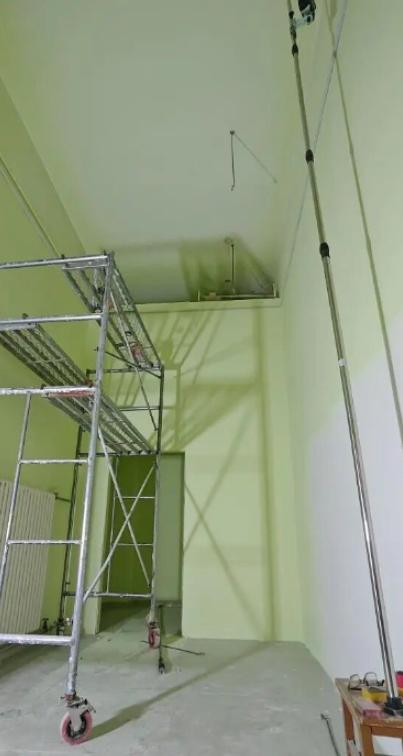 拿命省时间!宁夏银川一名 38 岁装修工人作业时炮钉枪突发卡壳，他没有联系专业人