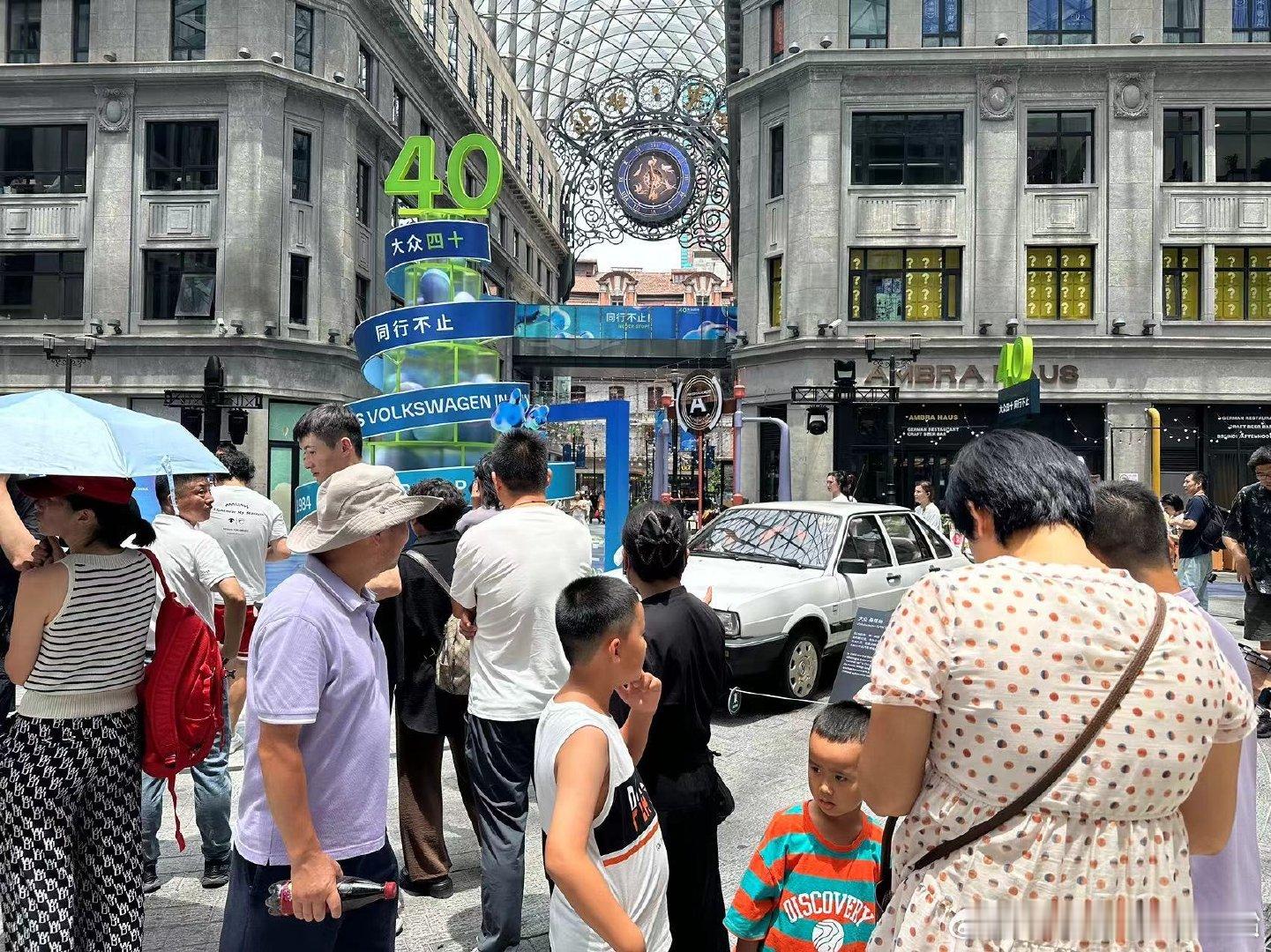 #40度外滩好像有1亿人citywalk#太真实了，只能说外滩已经热出了新高度，