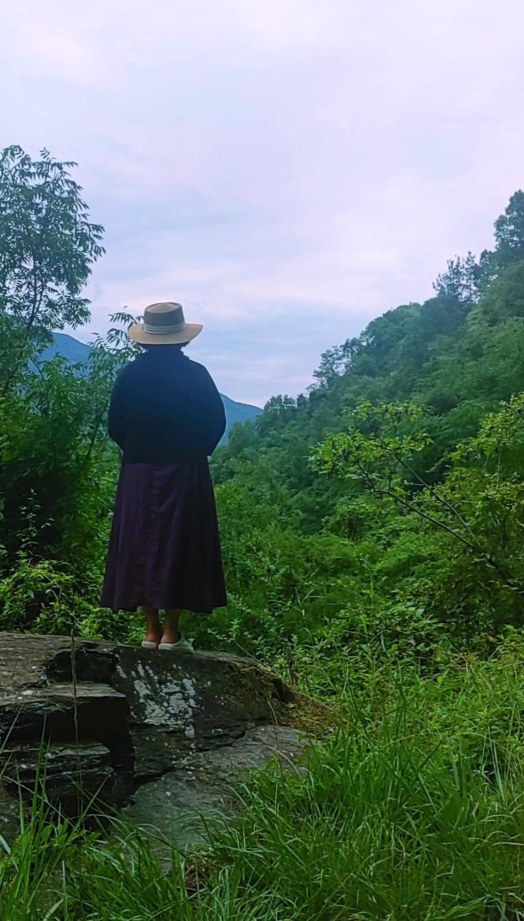 晒图笔记大赛火辣辣的太阳，午饭后我依然选择去爬山，不然呢，难道又在家里睡觉，看手