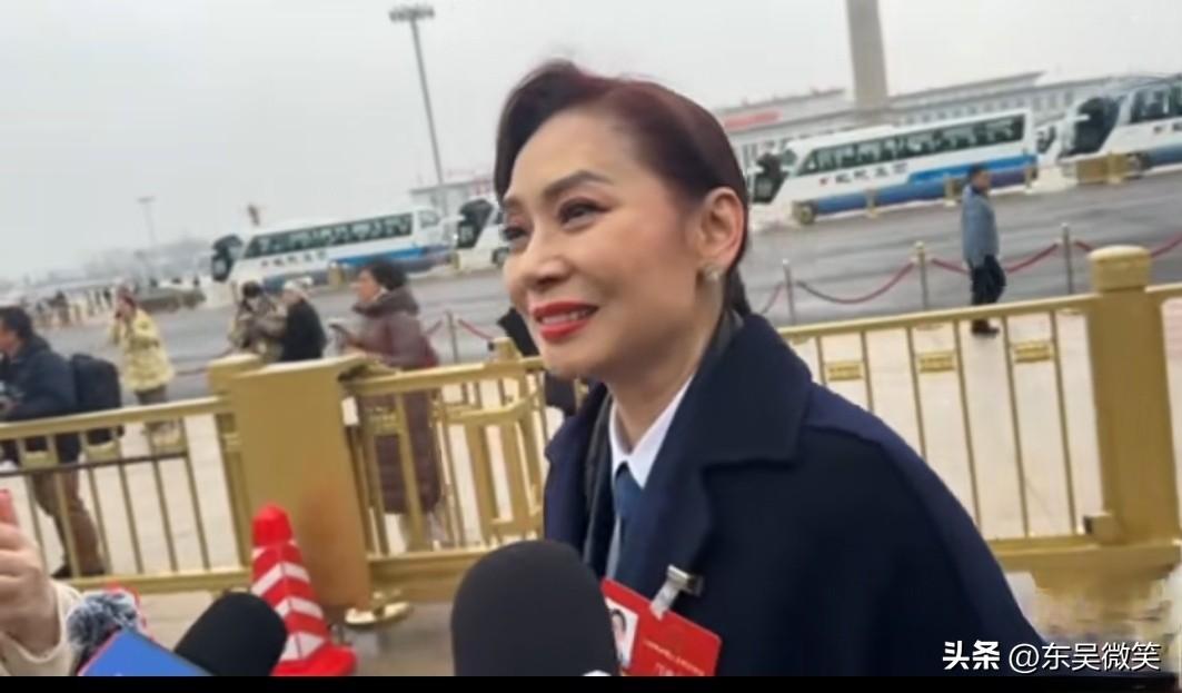 政协委员邝美云在场外接受了记者的采访。
她说，确实这几年国际社会的大的宏观环境不