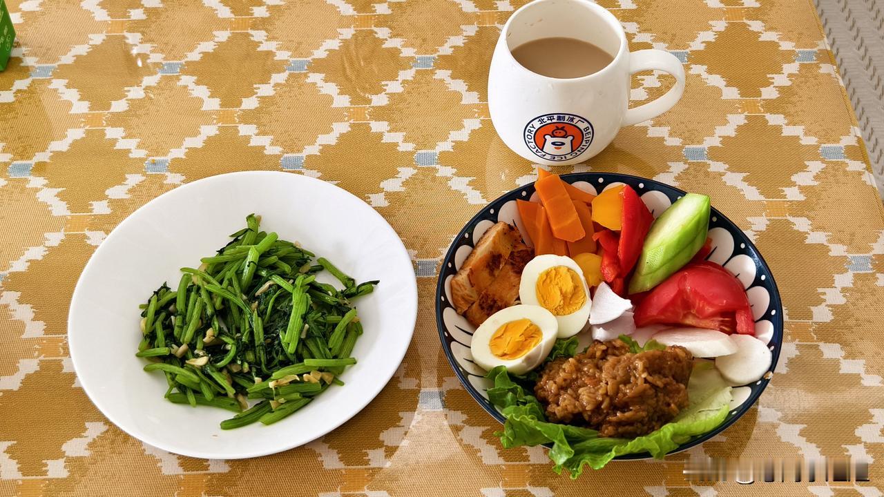 我不总是喝咖啡，喝咖啡一般都是中午，中午不做饭，喝杯拿铁，吃点点心。
今天早餐吃