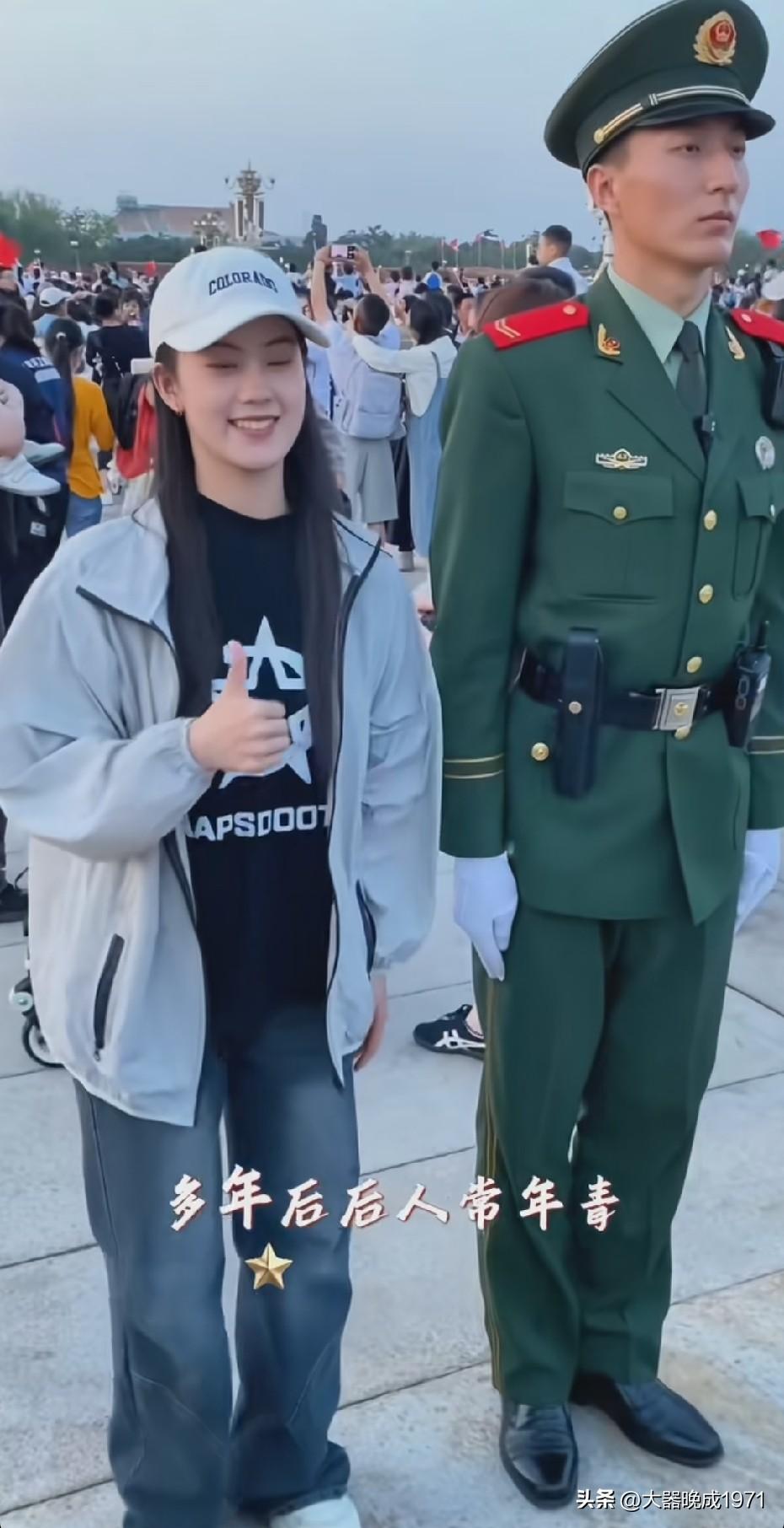 兵哥哥他站军姿
其实心里美滋滋
兵哥哥他很严肃
其实心中很满足
兵哥哥他敬军礼
