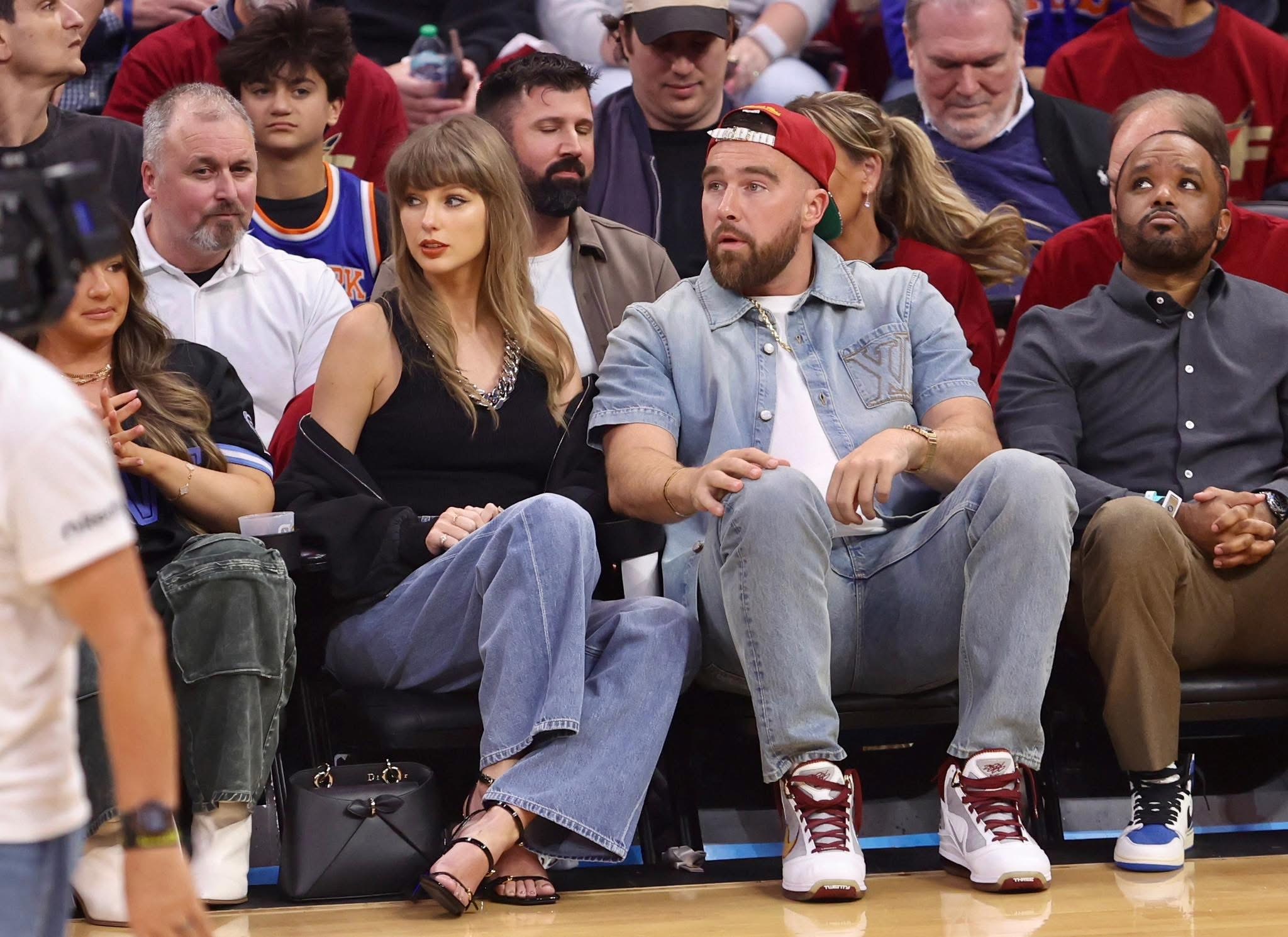 今日克利夫蘭騎士對紐約力搏，呢對「拖友」成為全場主角！！Taylor Swift