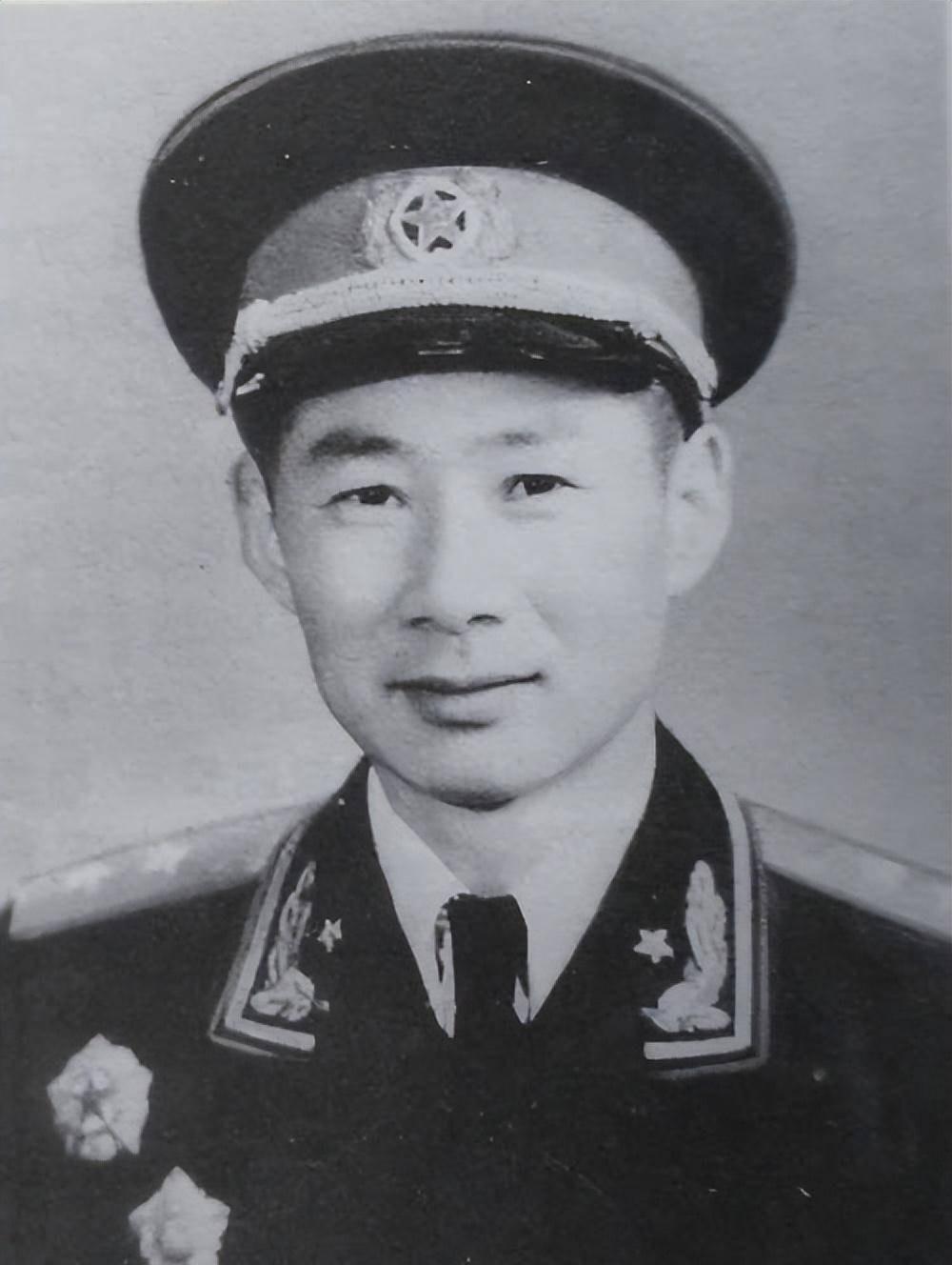 1955年授衔时，副军长杨秀山原本应获少将头衔。不料贺龙得知此事后怒不可遏。
贺