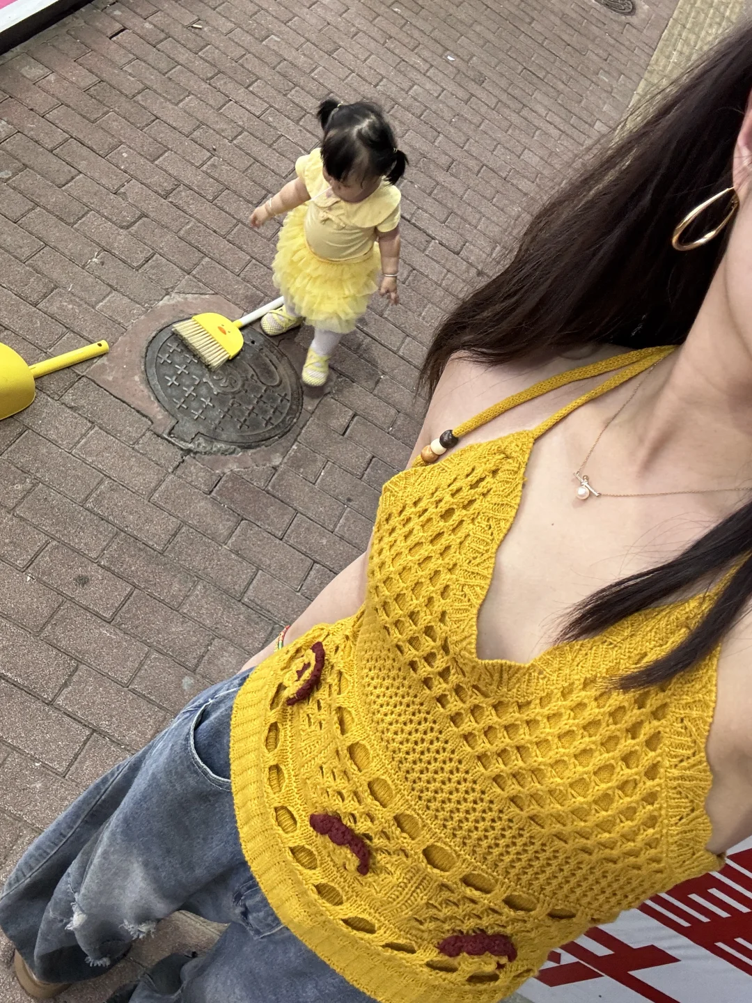 穿着美美的衣服陪可爱女儿扫大街