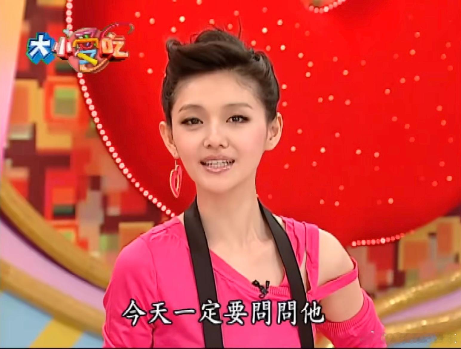 据说戴单边耳环的女人都是美女。大S，小S，王菲 ​​​