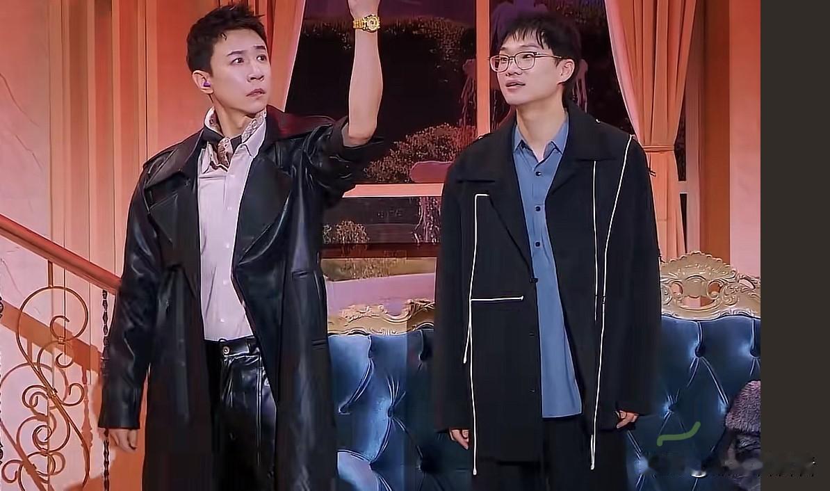 董璇的老公张维伊 上新综艺节目让他火了，他这是在玩自己的梗呀！两只胳膊共戴了五块