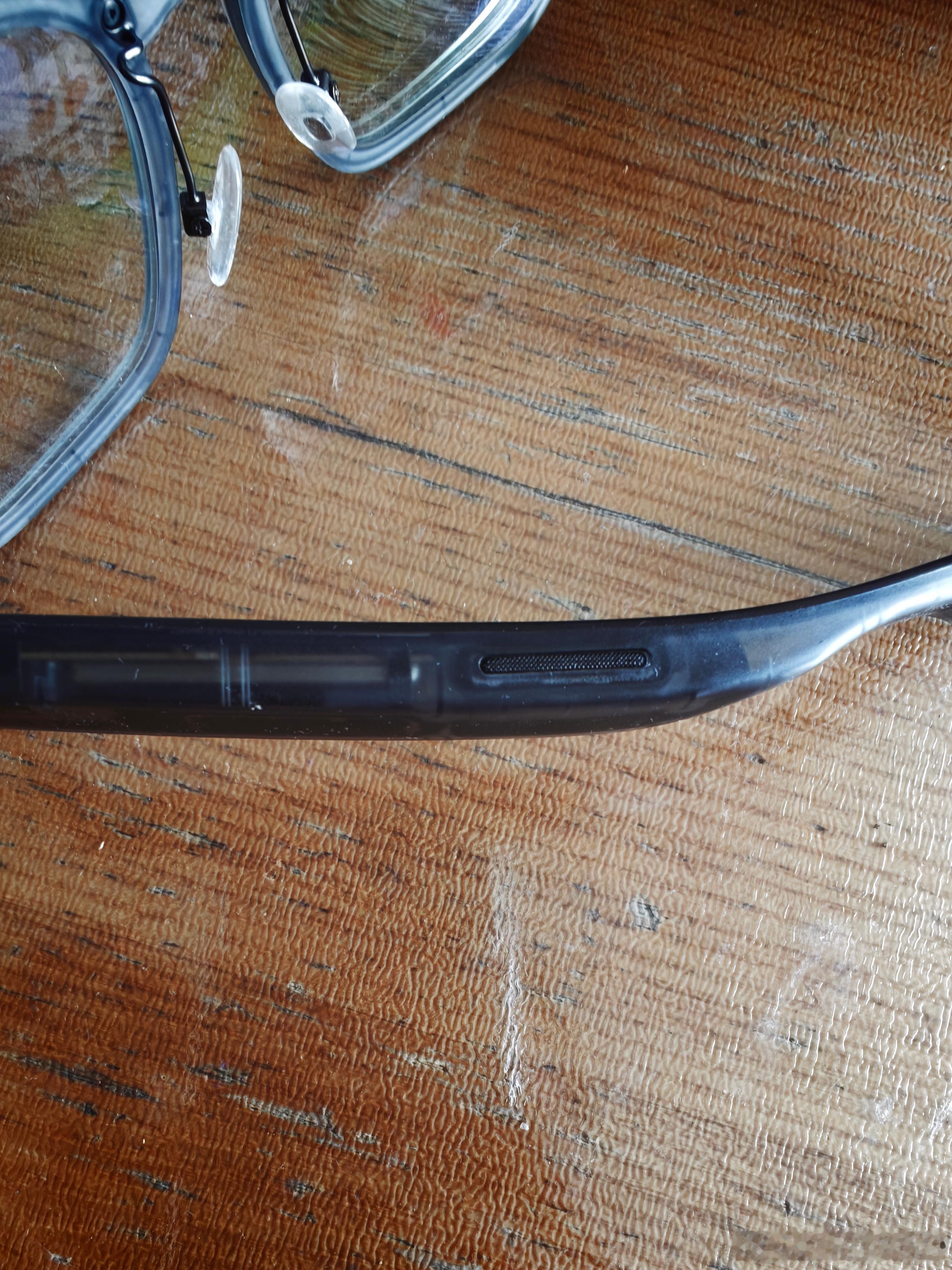 奉劝各位一句Livis眼镜如果脏了记得只洗镜片尽量别让机身进水我今天给冲洗了全身