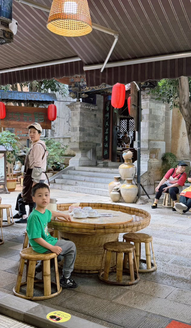 这次云南第一轮旅行的最后一站：建水。吃顿建水菜：点了来建水必吃的汽锅鸡、建水豆腐
