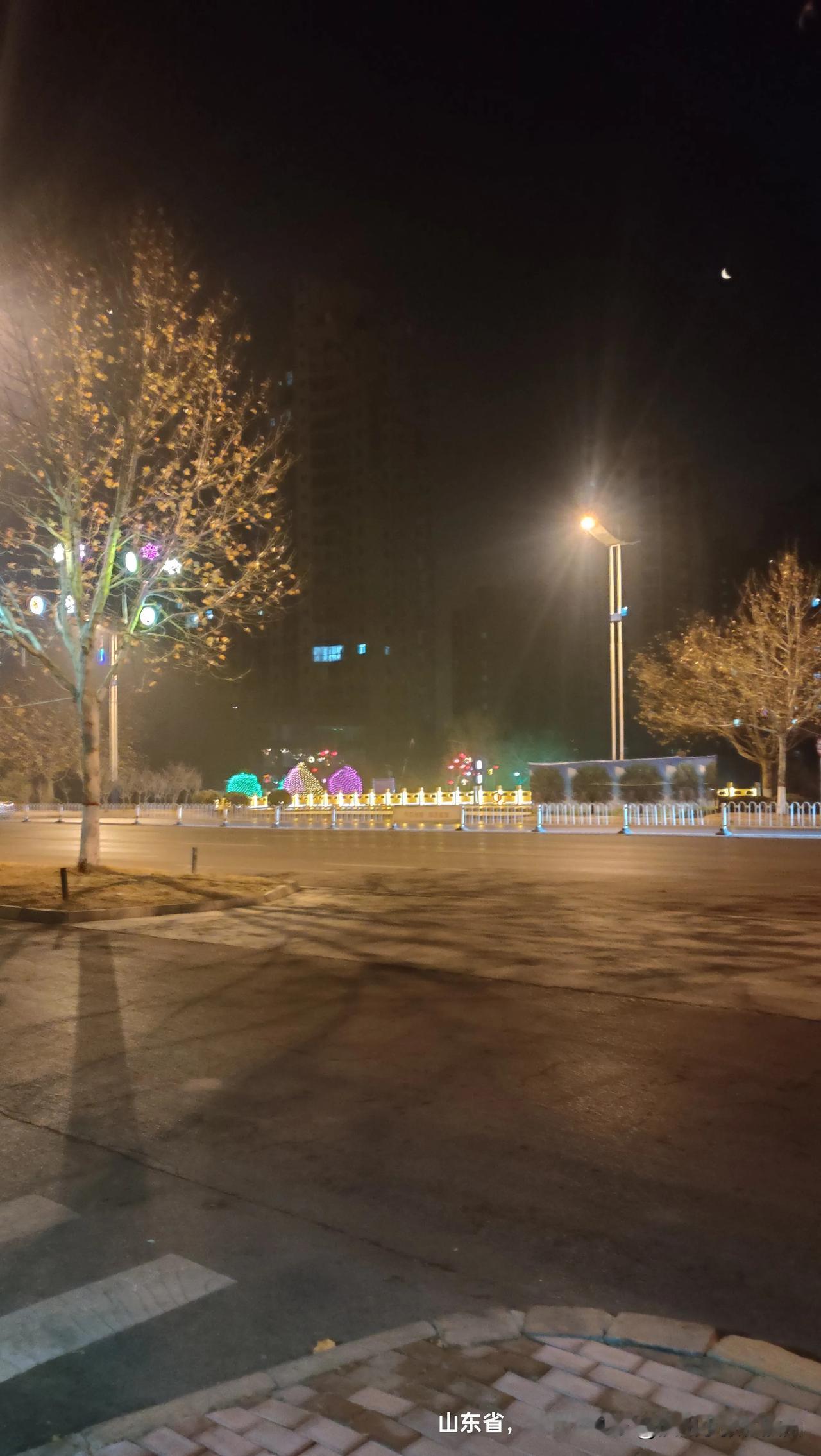 年味儿来了，路两边亮起了很多彩灯，漂亮极了！简简单单跑个15公里。