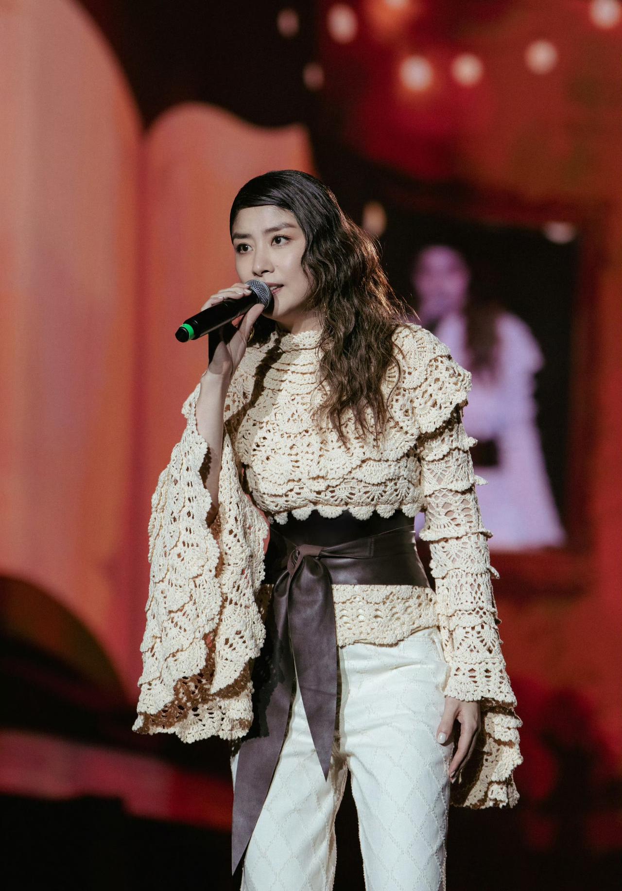 无意间发现
陈慧琳在沈阳的舞台瞬间
感觉这个造型有点丑呀
有一样看法的吗
到底丑