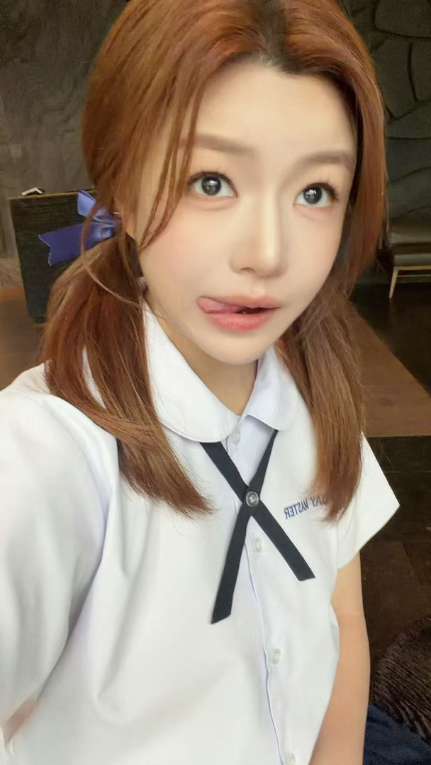 陈妍希穿泰式校服和小星星合照陈妍希穿泰式校服和儿子合照我沈佳宜了…这个陈妍希穿泰