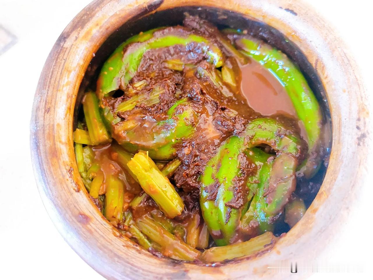小城早市上，总会碰见卖酱腌菜，远远闻上去味道很香，但是总是担心卫生和添加剂，没有