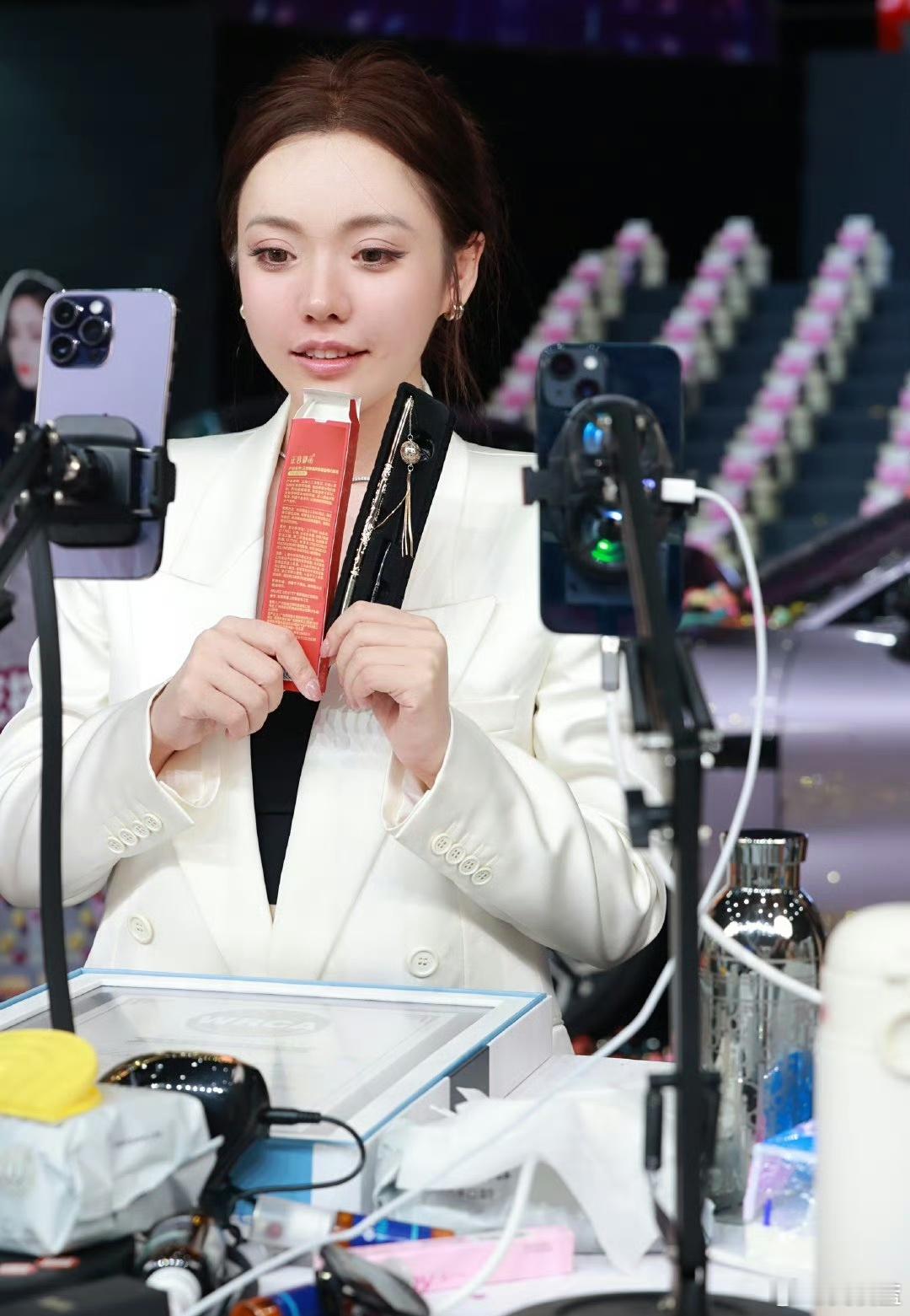 #全网首个粉丝破亿女主播诞生#粉丝破亿？难道全世界只有我不认识她吗？无论是辛巴小