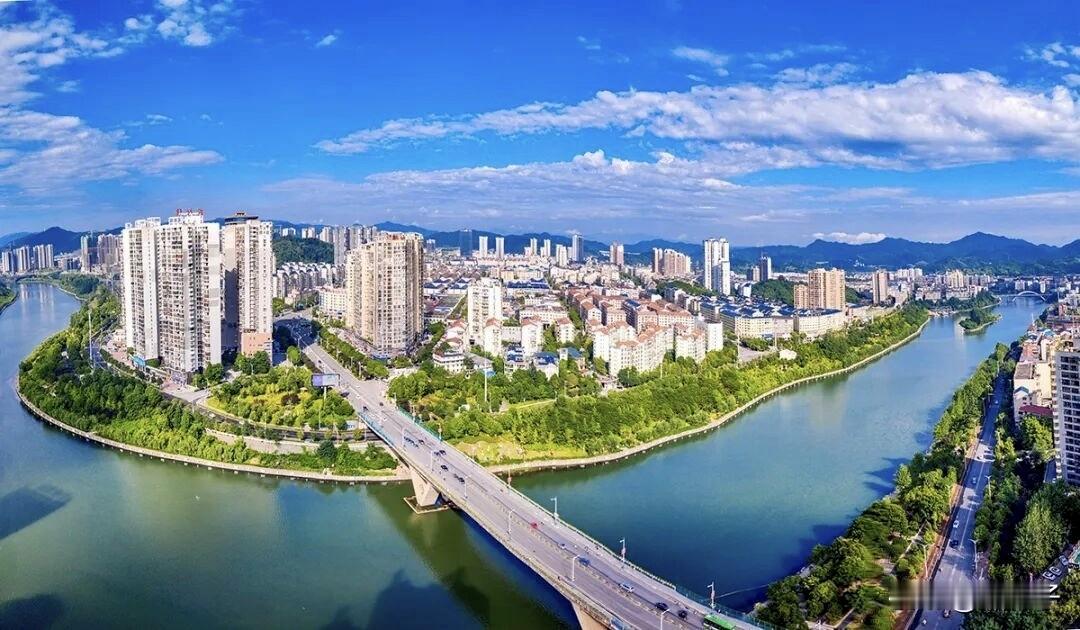 怀化的崛起，核心在于抓住了城市评估逻辑的转变。过去看GDP和工业，如今看连接能力