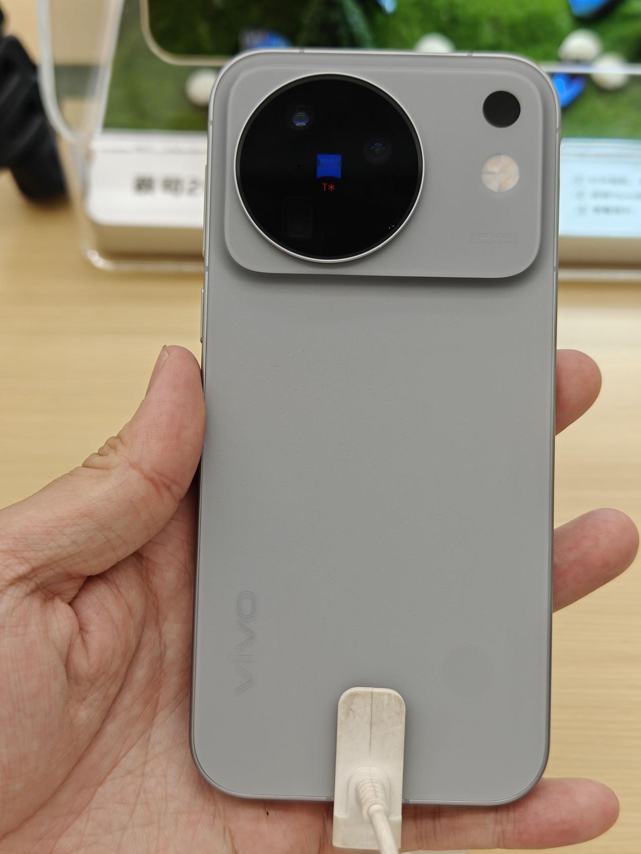 安卓起步5499元！你会买vivo X500吗？
讲真的，今年手机行业是非常困难