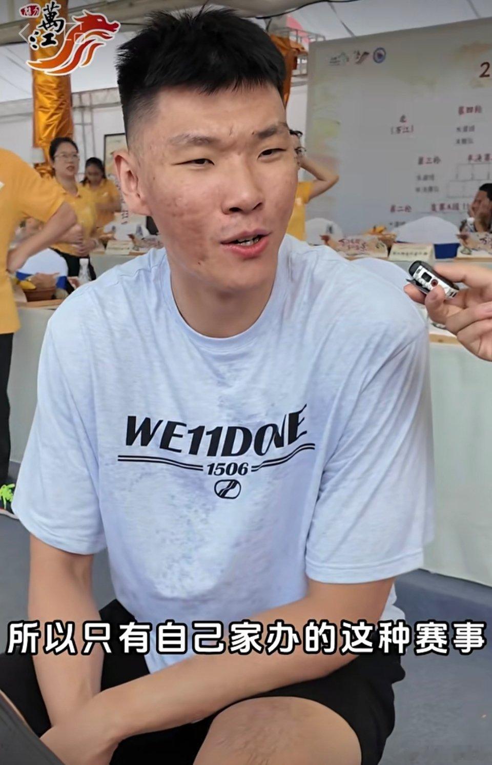 北京队内线范子铭休赛期回到广东东莞，现场观看了龙舟赛“节日的氛围比较隆重吧，龙船