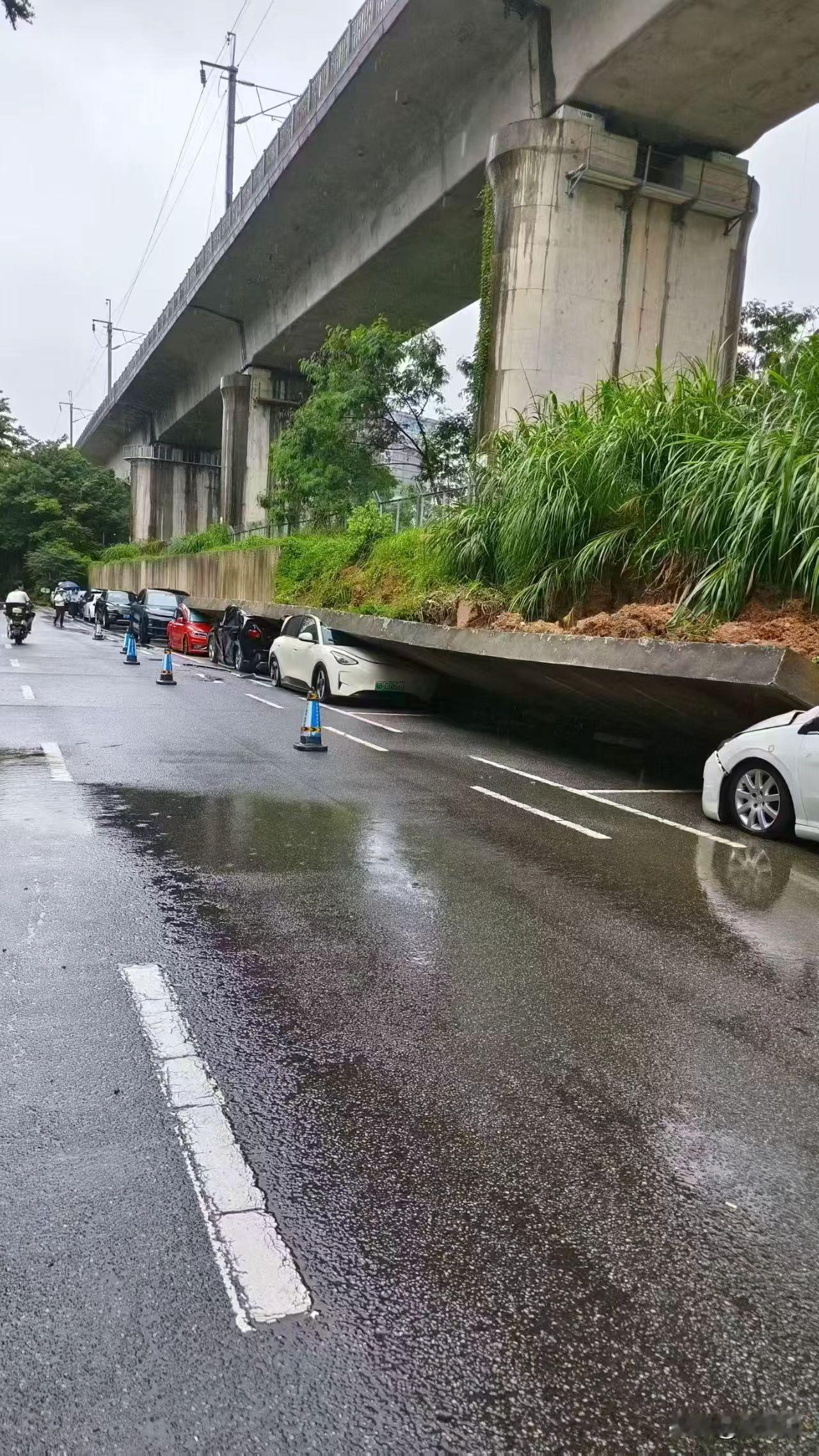 平时停车经验＋1，看来停在一个高大的车旁边，比如MPV、越野车等，还是有好处的。