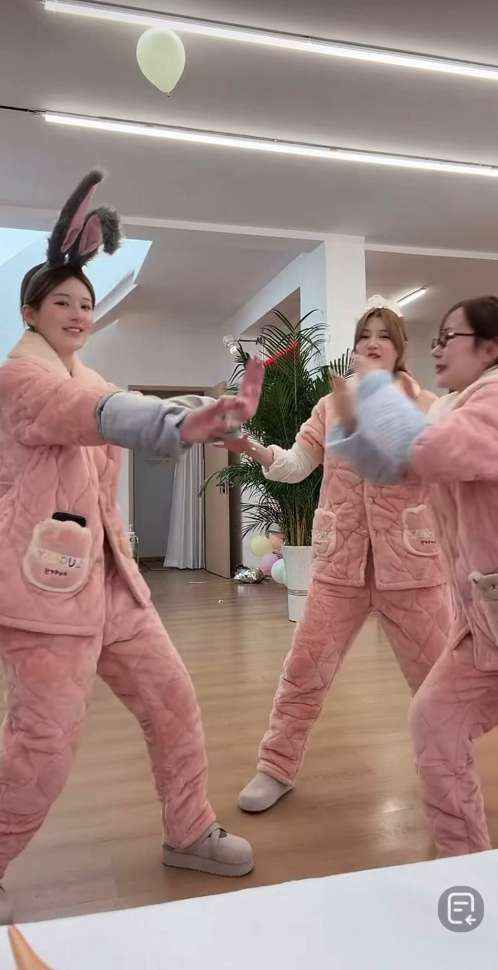 赵露思是小兔子的证据+1，小露穿老式大棉袄睡衣也这么萌啊🐰🥹 