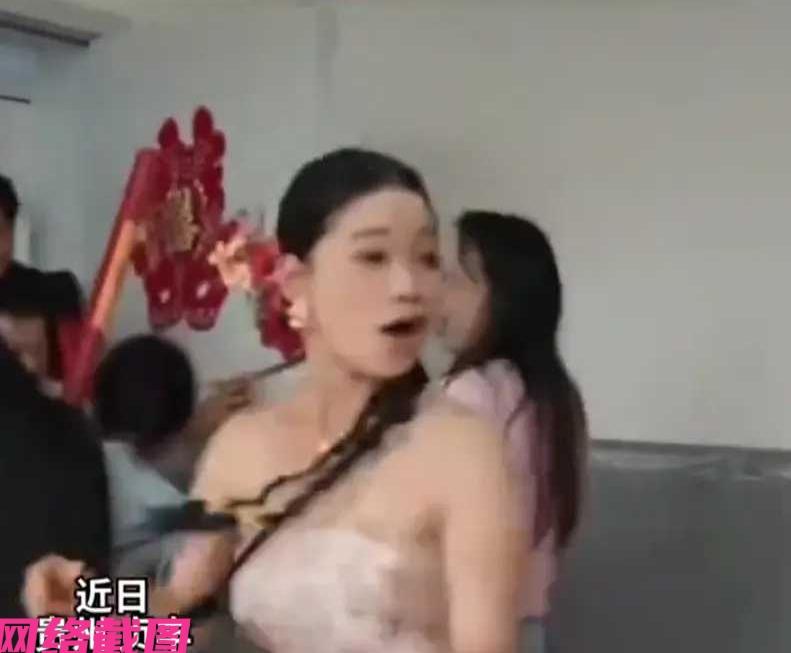 贵州贞丰有新人结婚，此刻新郎正在接亲，门口遇到伴娘阻挡，立马拿出准备好的红包，纷
