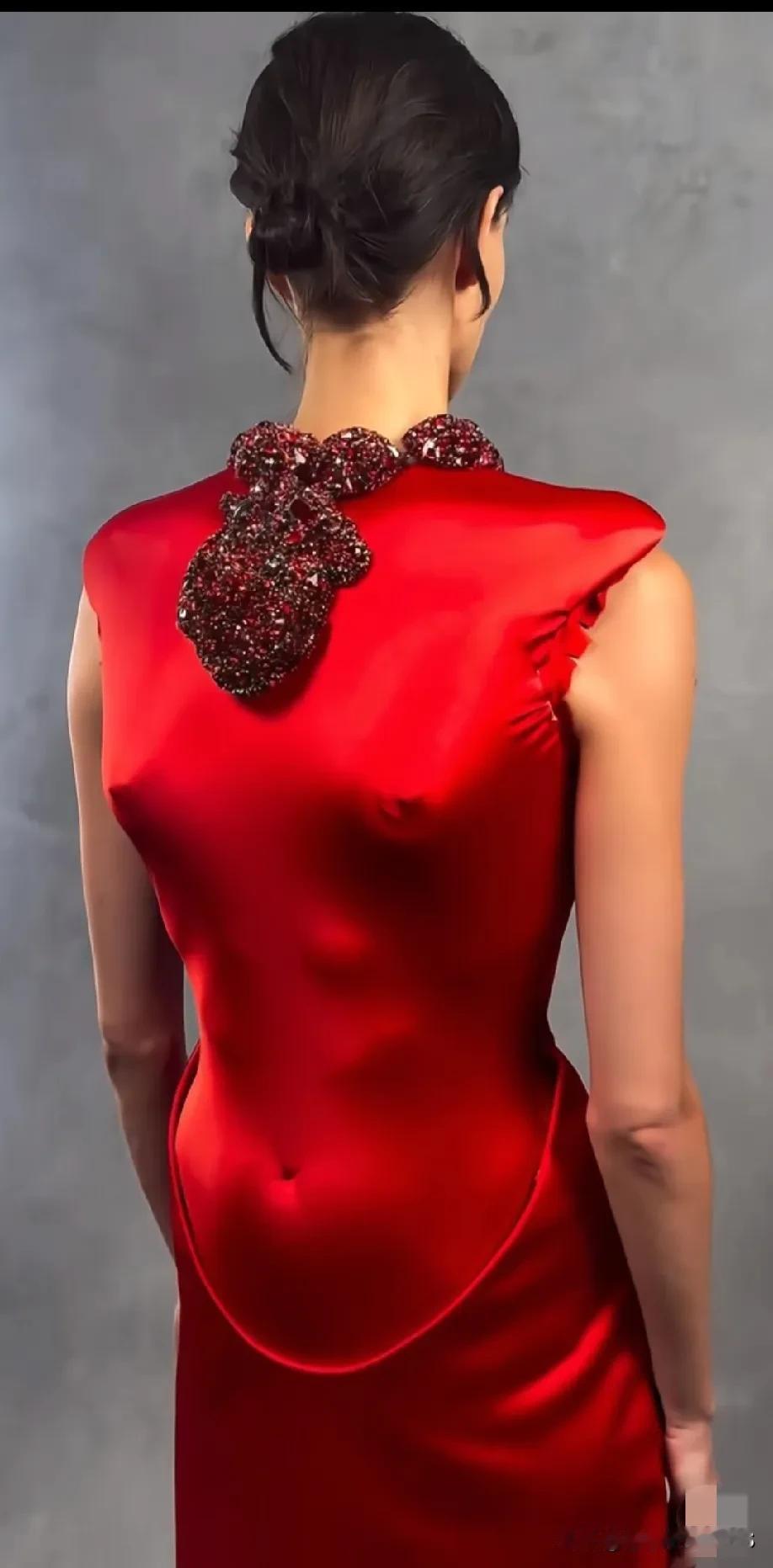 Schiaparelli的衣服上有颗跳动的心脏，心脏都已经不重要了，为何背面还要